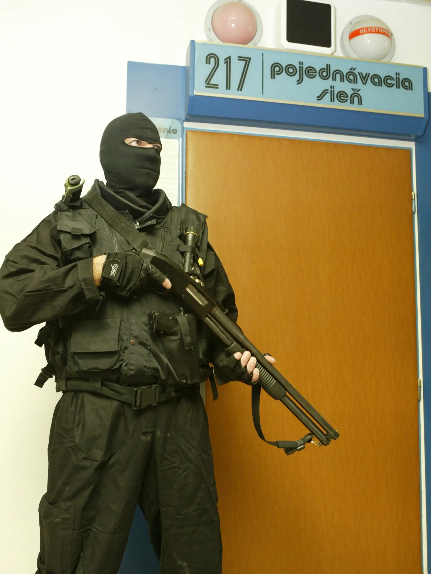 Foto z roku 2007 zo súdneho procesu v kauze vrážd Jána Kromku, Petra Klešča a pokusu o vraždu Jozefa Holuba - brata Róberta Holuba.  Ladislav Badó, Alexander Horváth  (na vozíčku - ochrnutý zostal po streľbe na neho na Hlavnej v Prešove) a Dušan Borženský boli za tieto skutky odsúdení na 23 rokov basy v najprísnejšom stupni stráženia, Slavomír Surový pre vraždu Klešča a pokus o vraždu Holuba 15 rokov v tretej nápravnovýchovnej skupine.