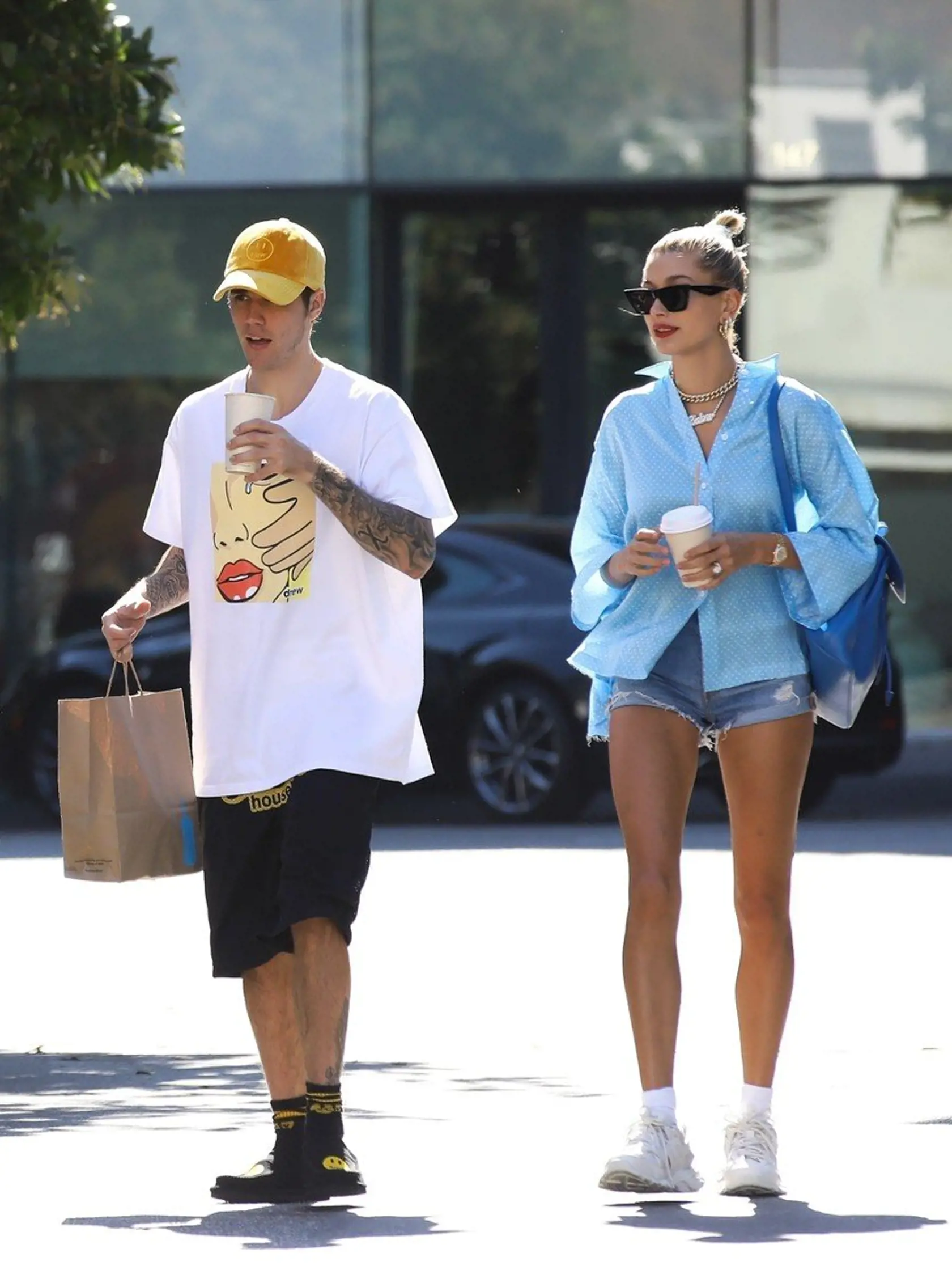 Manželia Bieberovci - Justin a Hailey na prechádzke. Aj kráska si obľúbila košele.