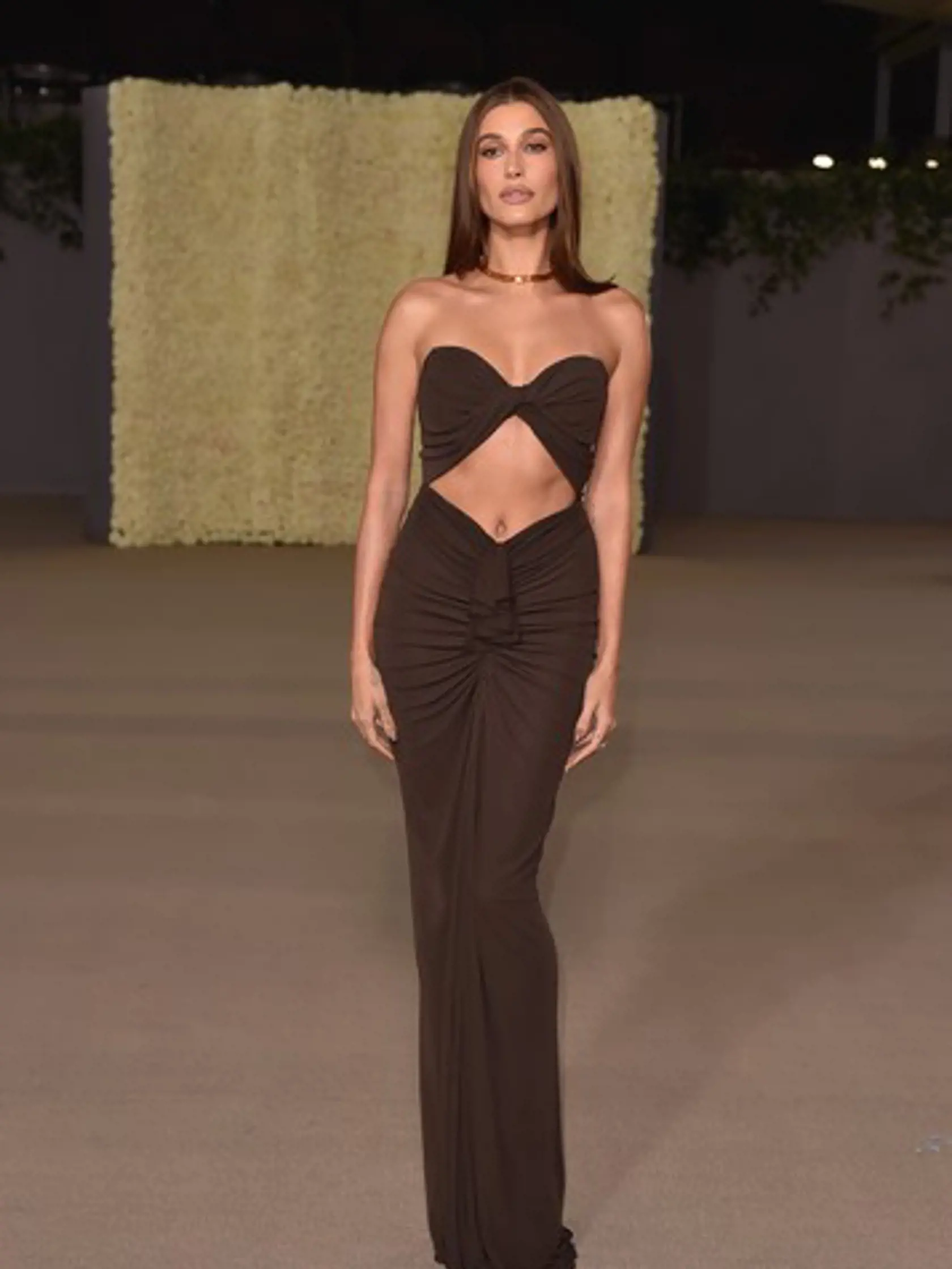 Modelka a manželka Justina Biebera, Hailey Bieber, sa na slávnostnom večeri Academy Museum Gala 2022 v Los Angeles predviedla v odvážnom modeli.