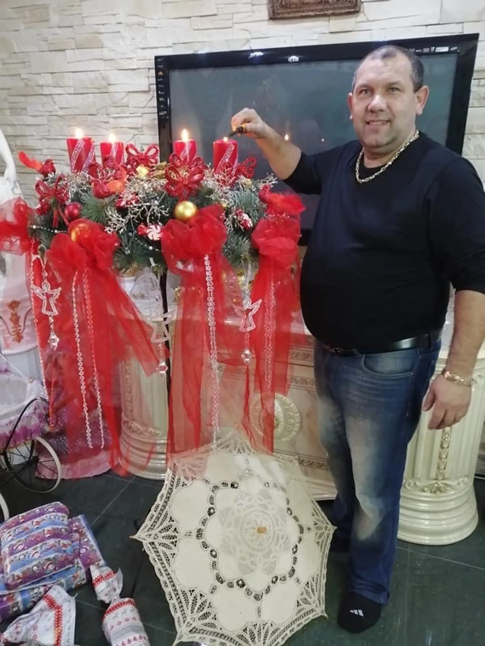 Pred štyrmi rokmi mali Filkovci vianočnú výzdobu ladenú do červenej.