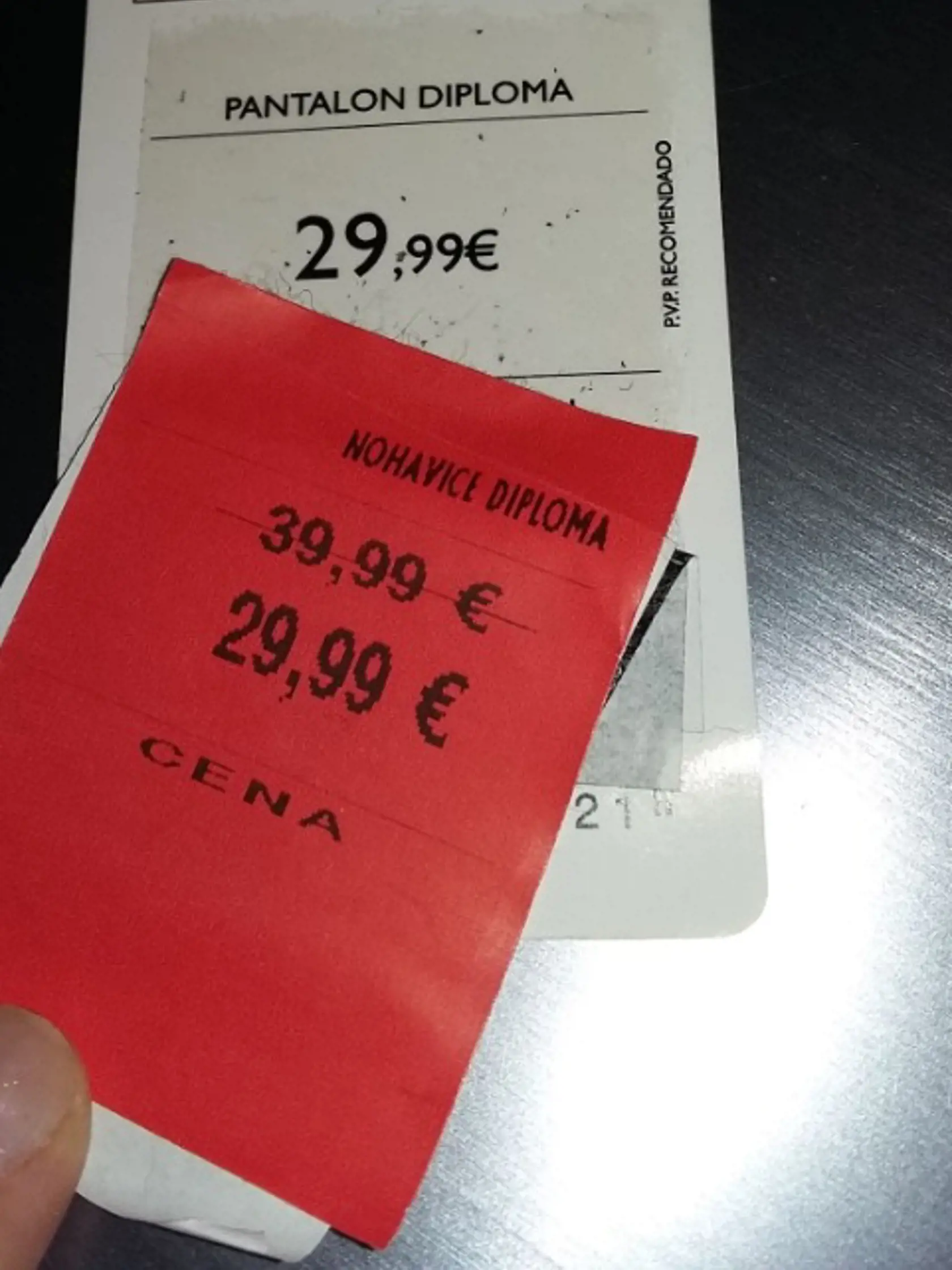 Čitateľka nám poslala fotku cenovky pri kúpe nohavíc. Po odlepení červenej cenovky so "zľavnenou" cenu zistila, že pôvodná cena nohavíc bola totožná.