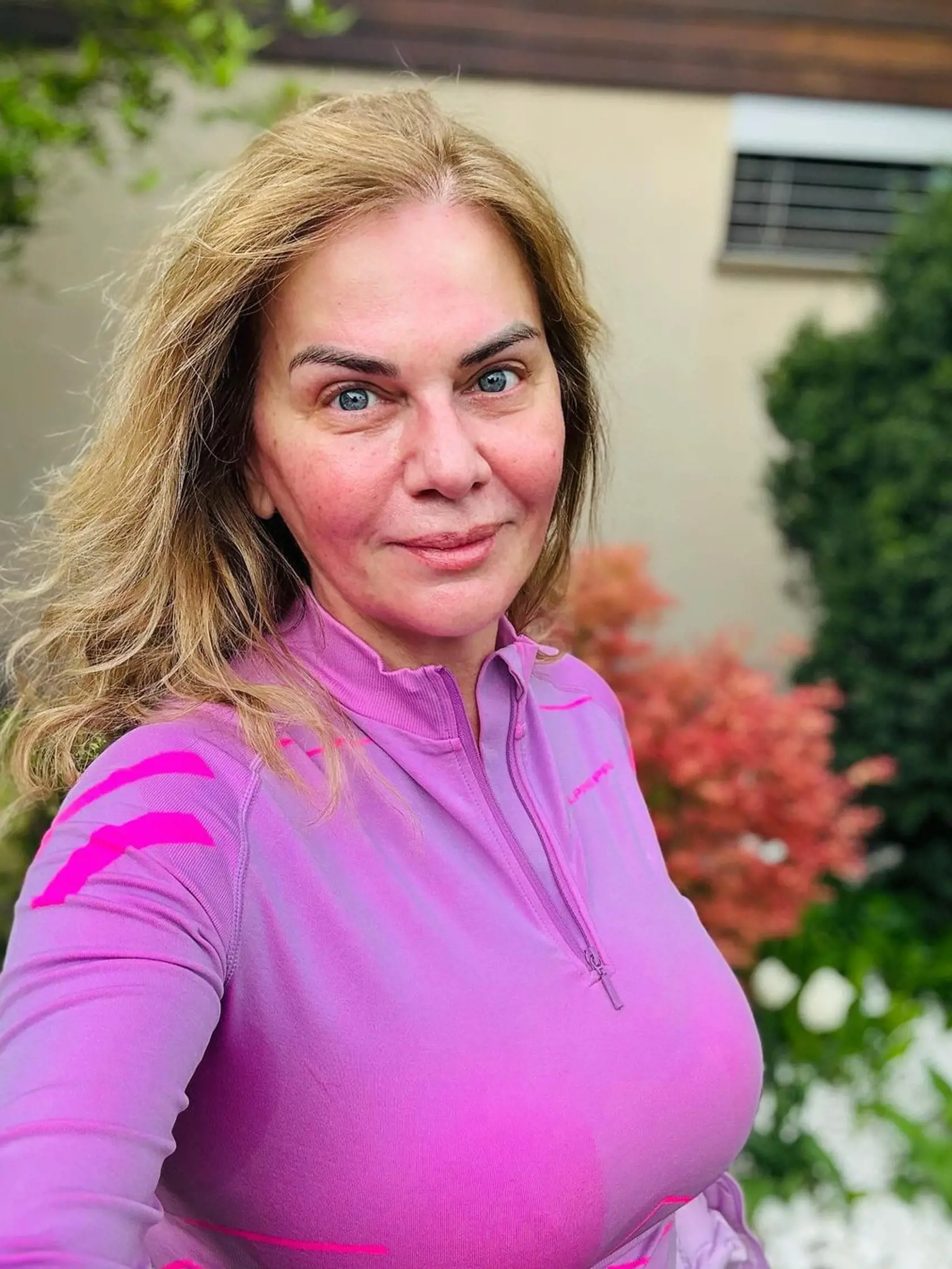 Politička Monika Beňová si na voľby odbehla viac ako 6 km a tomu zodpovedal aj jej outfit.