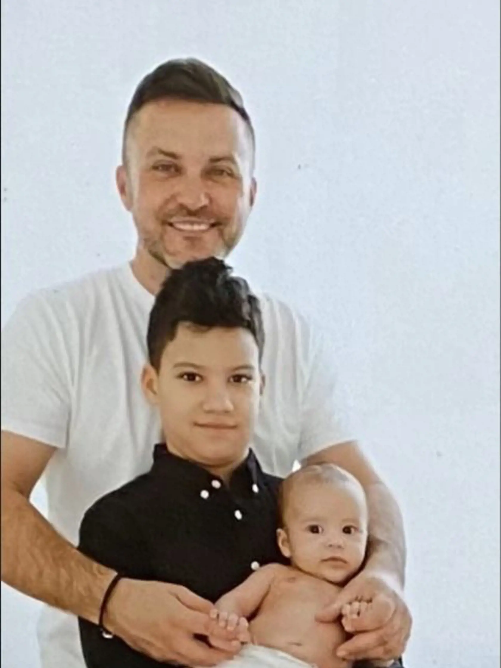 Ex moderátor a jeho dvaja synovia. taršieho á s bývalou manželkou. Mladšieho s terajšou priateľkou.