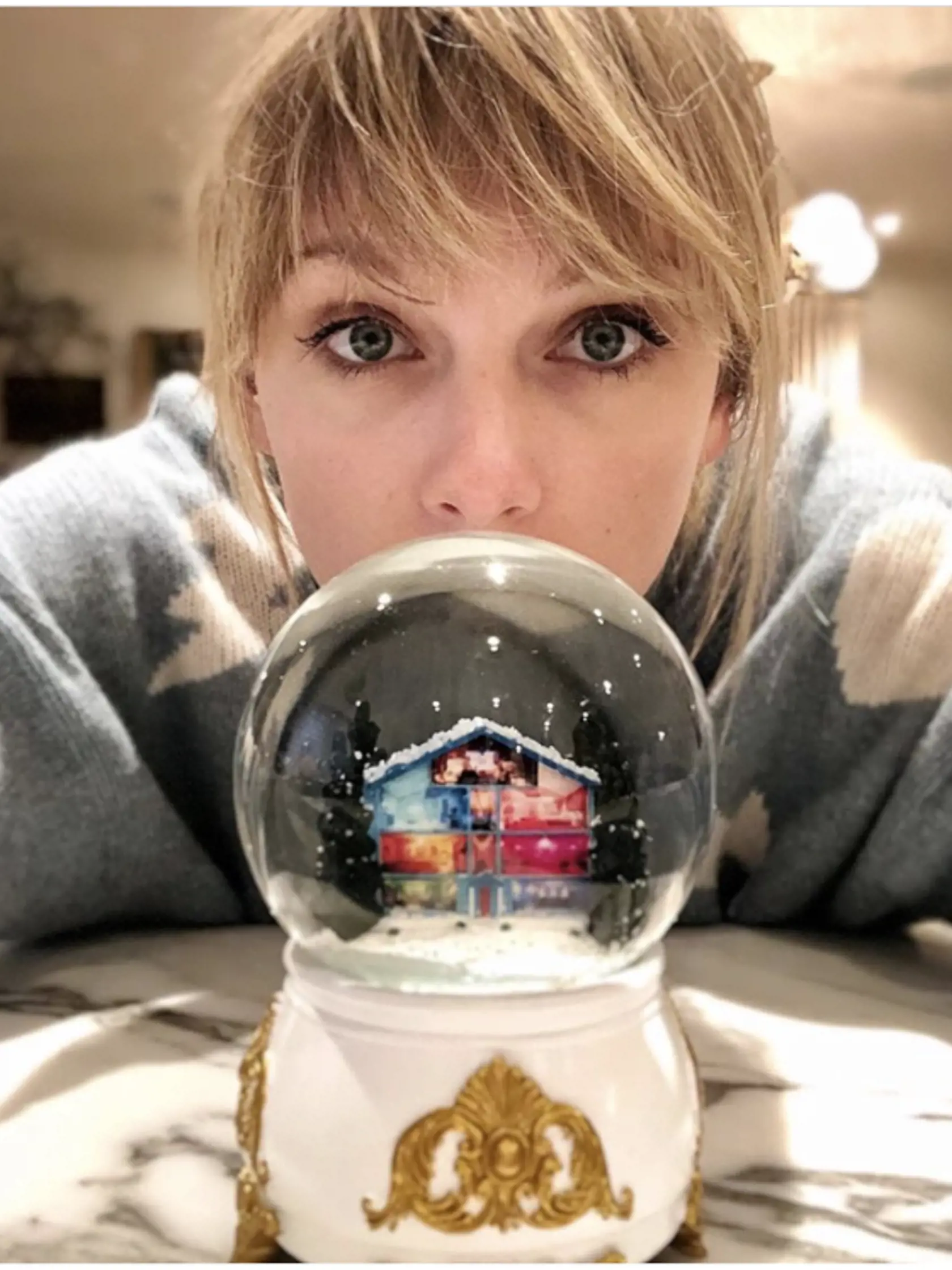 TAYLOR SWIFT