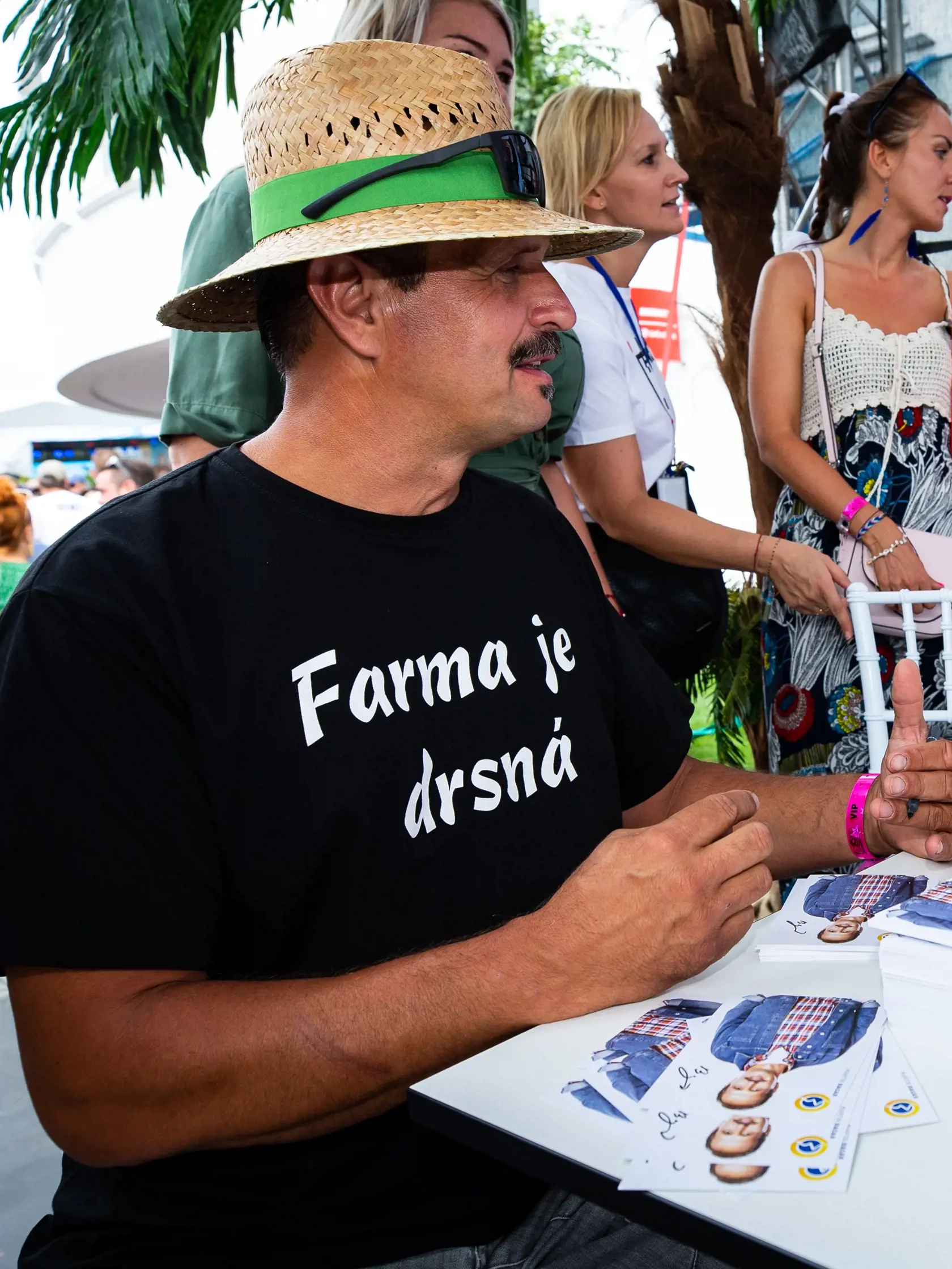 Hospodár Martin Bagár z farmy počas autogramiády.