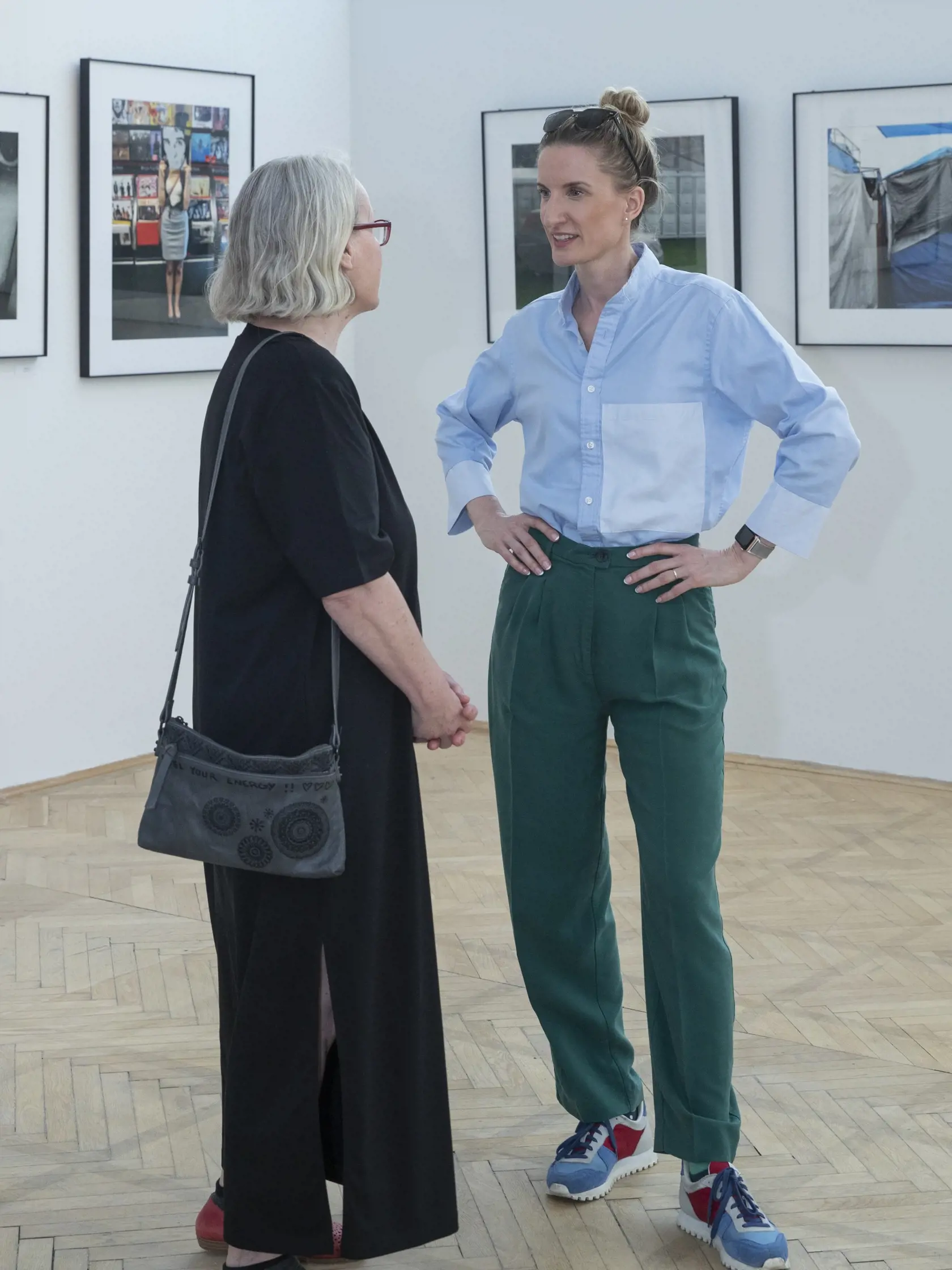 Okamihy - vernisáž výstavy fotografií speváka Richarda Müllera v priestoroch Umeleckej besedy v Bratislave. Na snímke je Adela Vinczeová s mamou Máriou Banášovou.