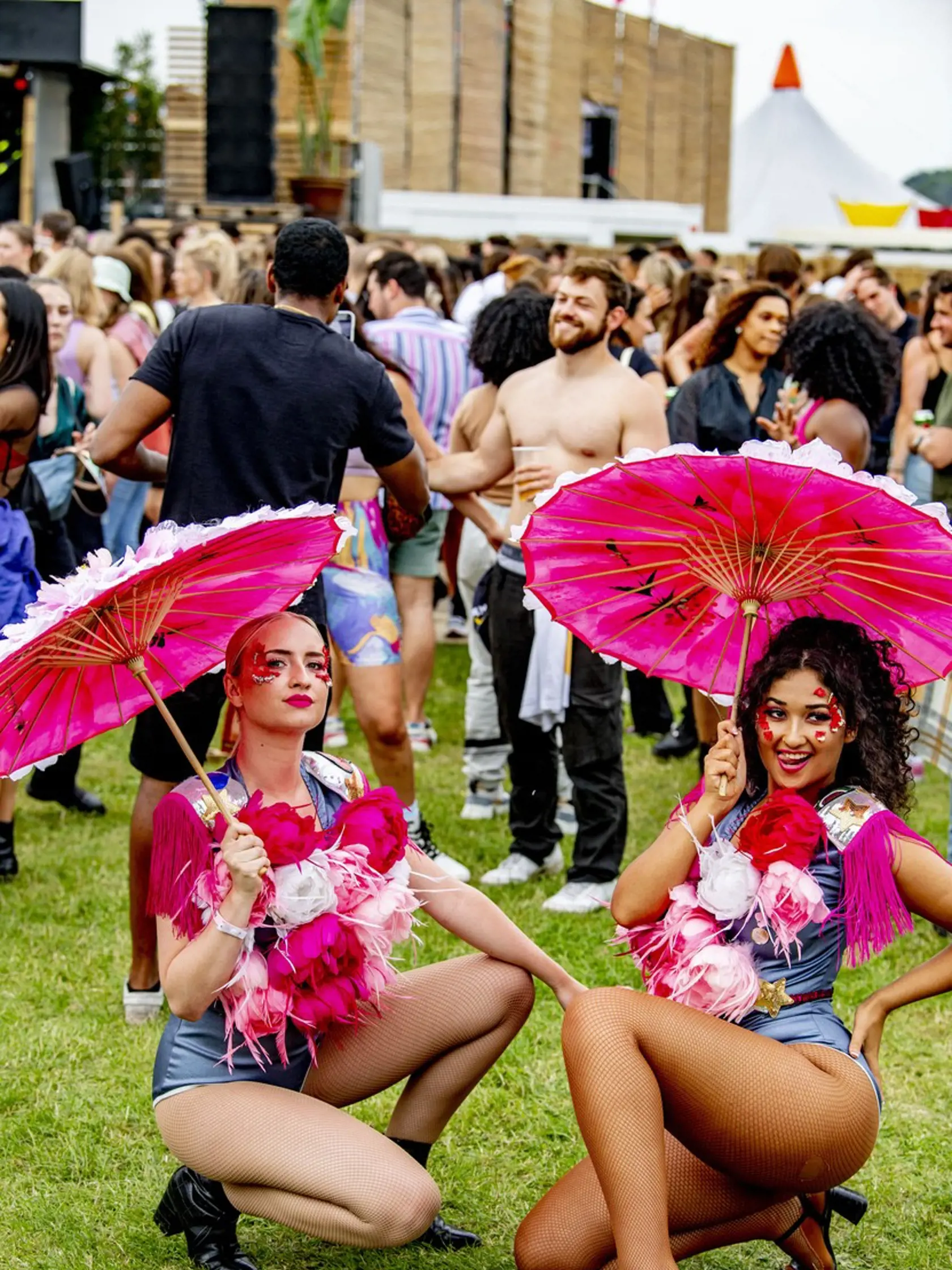 Holandsko zrušilo koncom júna takmer všetky opatrenia, v krajine dostali zelenú hudobné festivaly s davmi ľudí. Na snímkach Chin Chin Festival v Amsterdame, ktorý sa konal 3. júla.