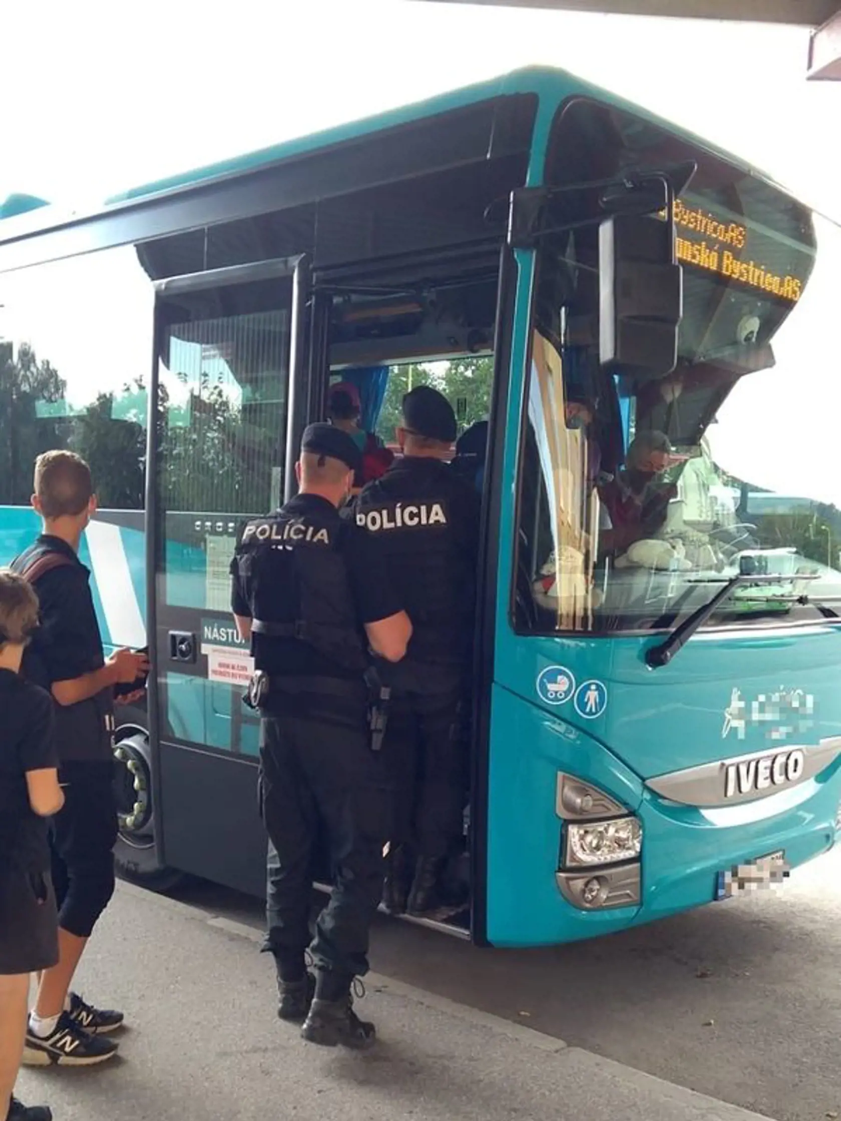 Policajti na začiatku školského roka intenzívnejšie kontrolujú nosenie rúšok aj vo vlakoch, autobusoch či MHD.