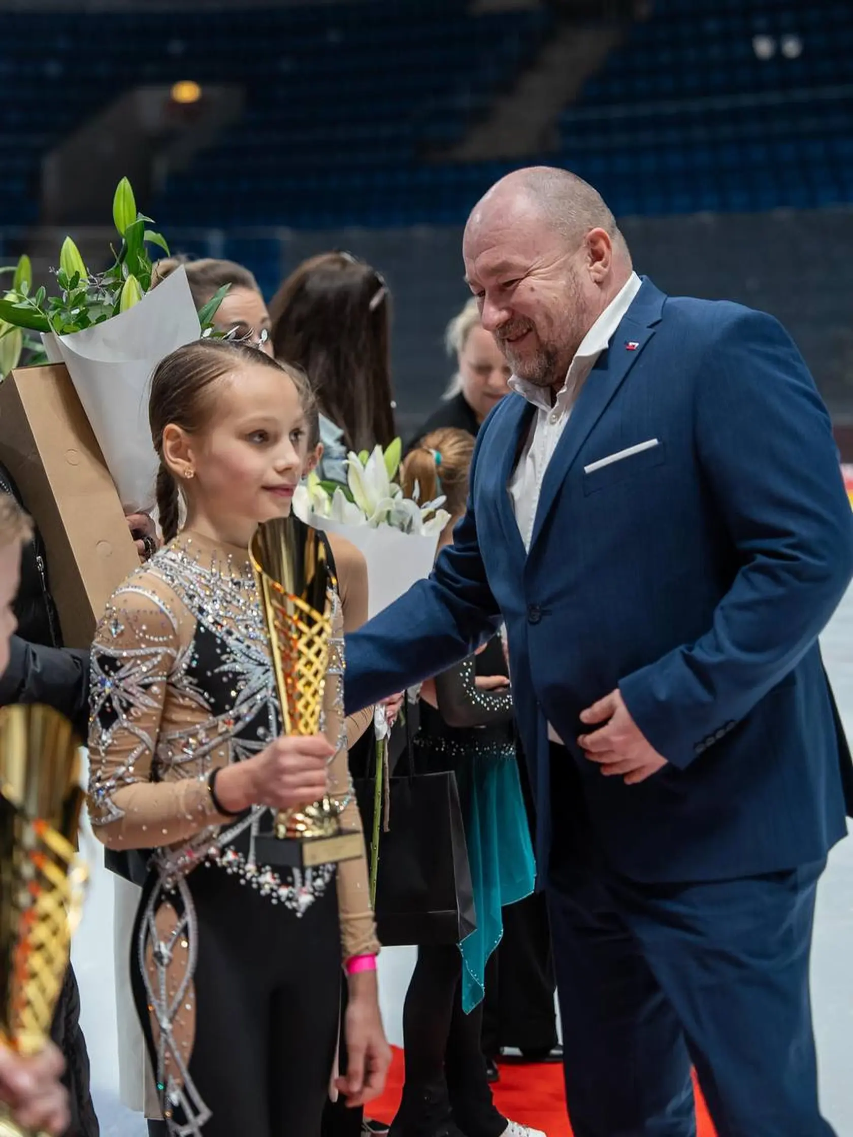 „Dnes som sa zúčastnil Galavečera víťazov Slovenského pohára v krasokorčuľovaní, ktorý sa konal 5. apríla 2025 na Zimnom štadióne v Bratislave. Oslávili sme úspechy mladých športovcov, trénerov a klubov, ktoré prispievajú k rozvoju krasokorčuľovania na Slovensku," napísal k fotografii minister športu Rudolf Huliak na sociálnej sieti.