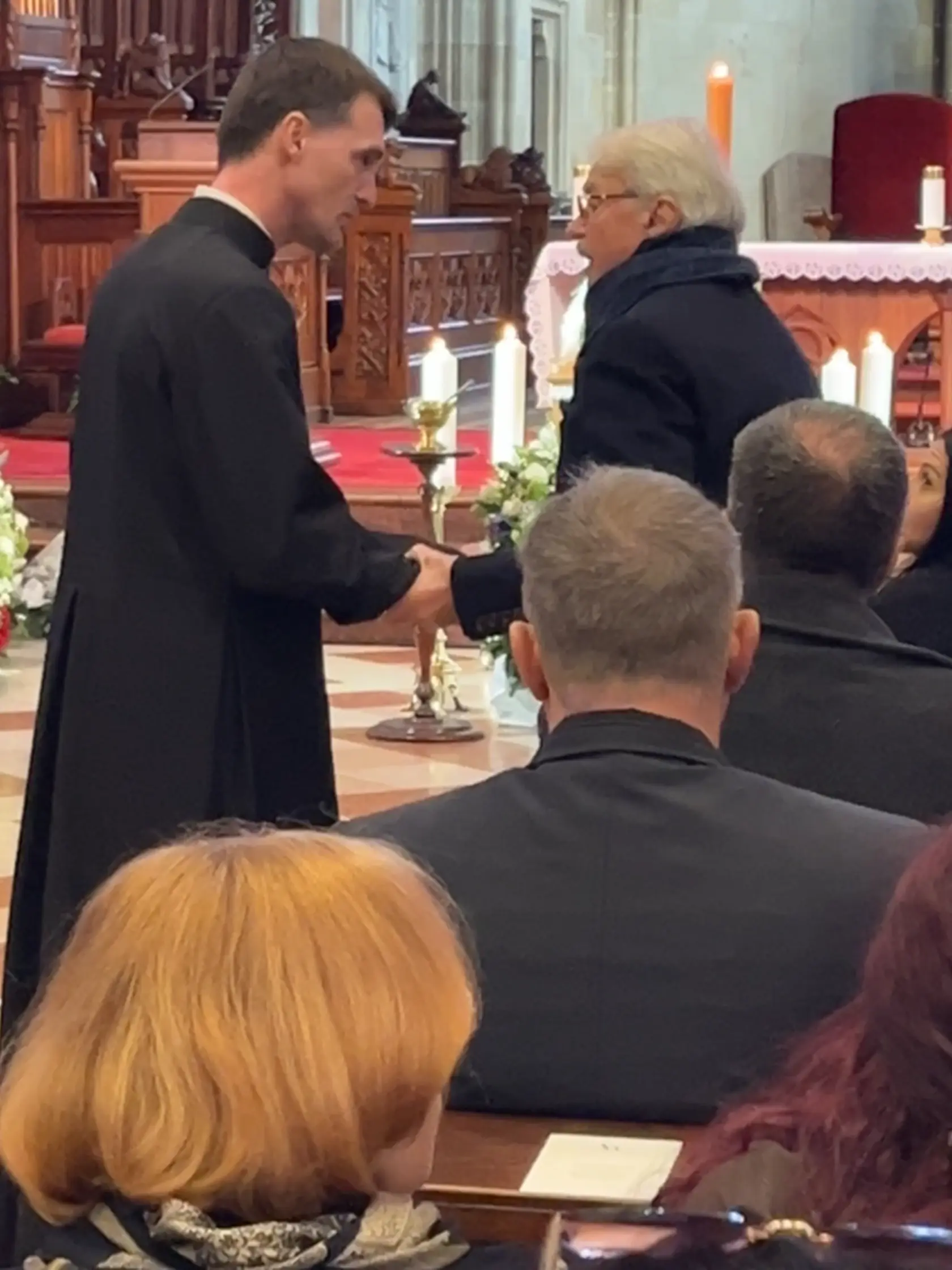 Pred oficiálnym začiatkom musela strážna služba riešiť muža, ktorý vybehol až pred oltár k rakve majstra.