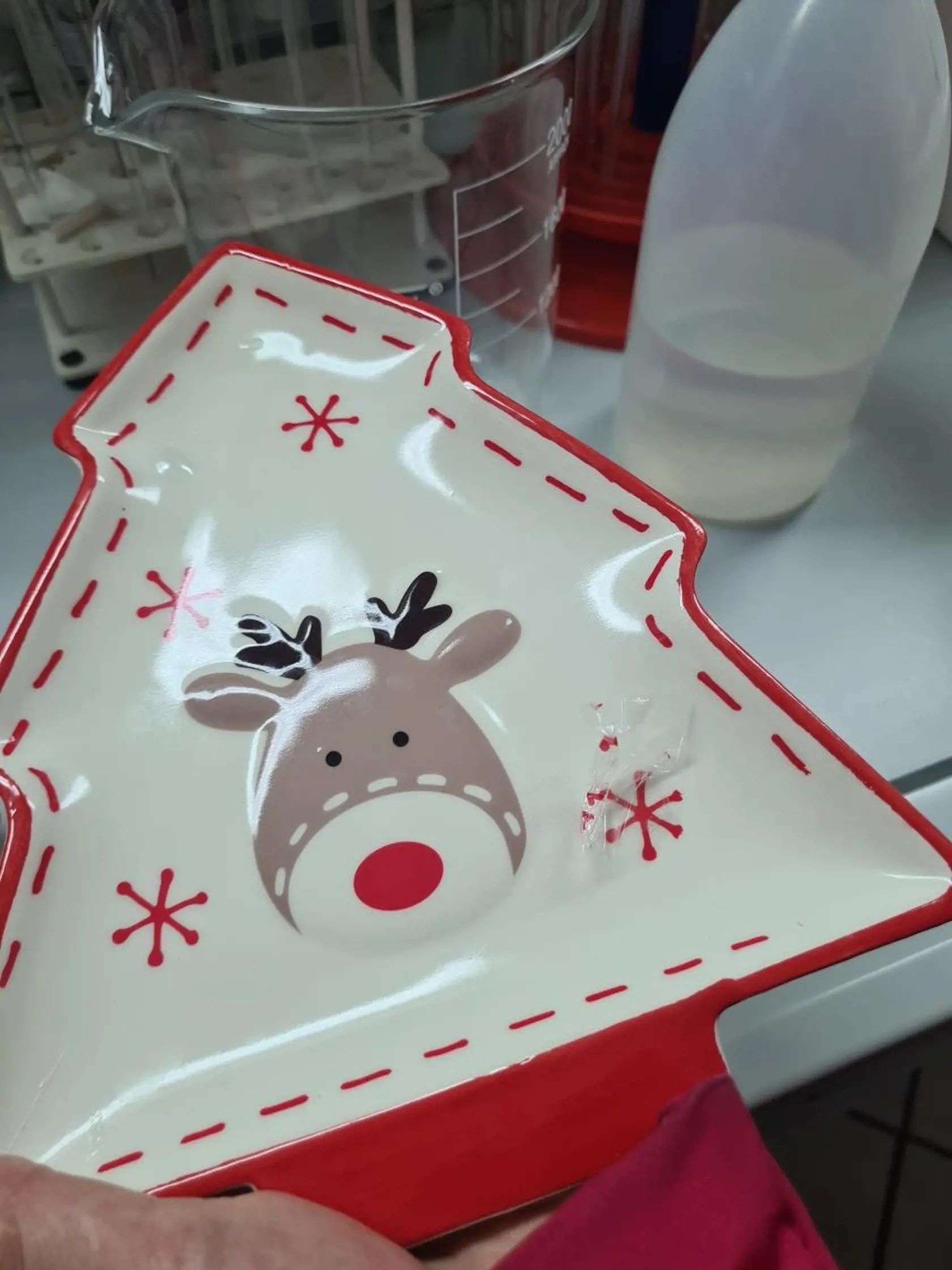 Keramický tanier Sinsay HOME - odlupovanie plastovej fólie