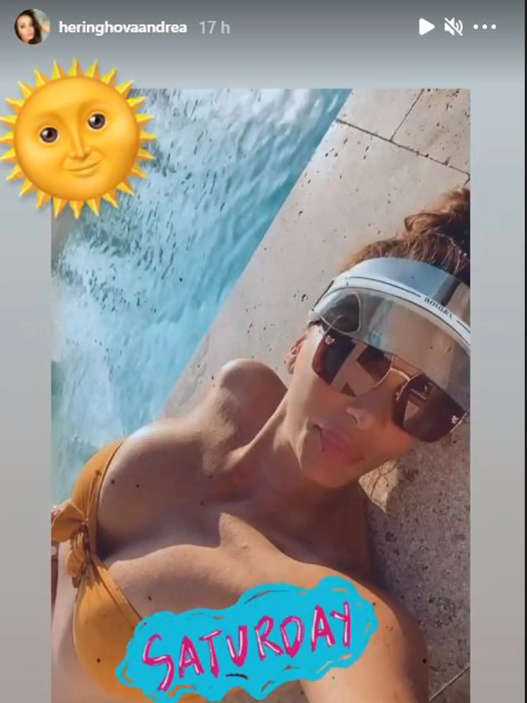 Andrea Heringhová v sexi póze.