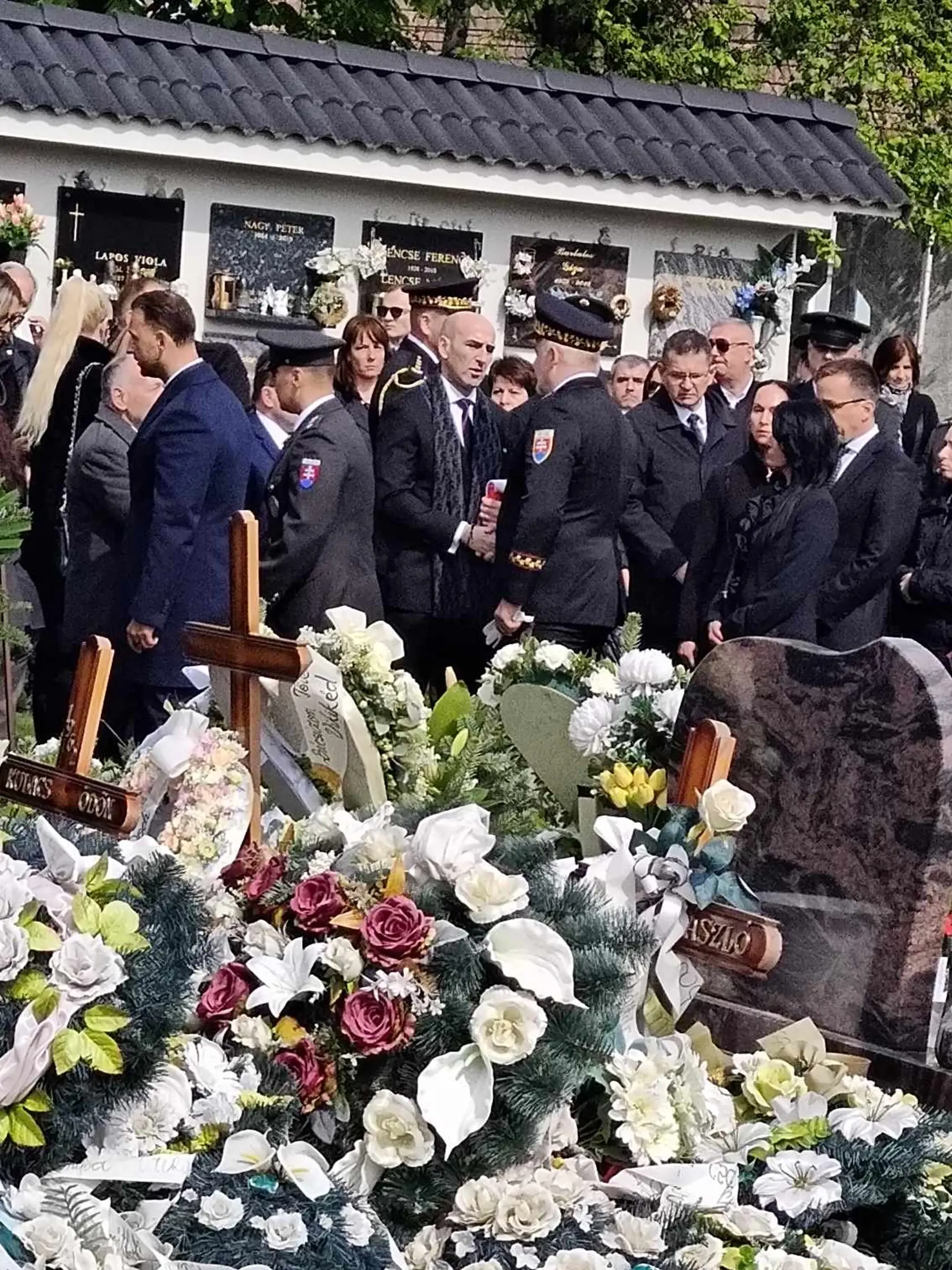 Ladislav Csémi v strede prijíma kondolencie.