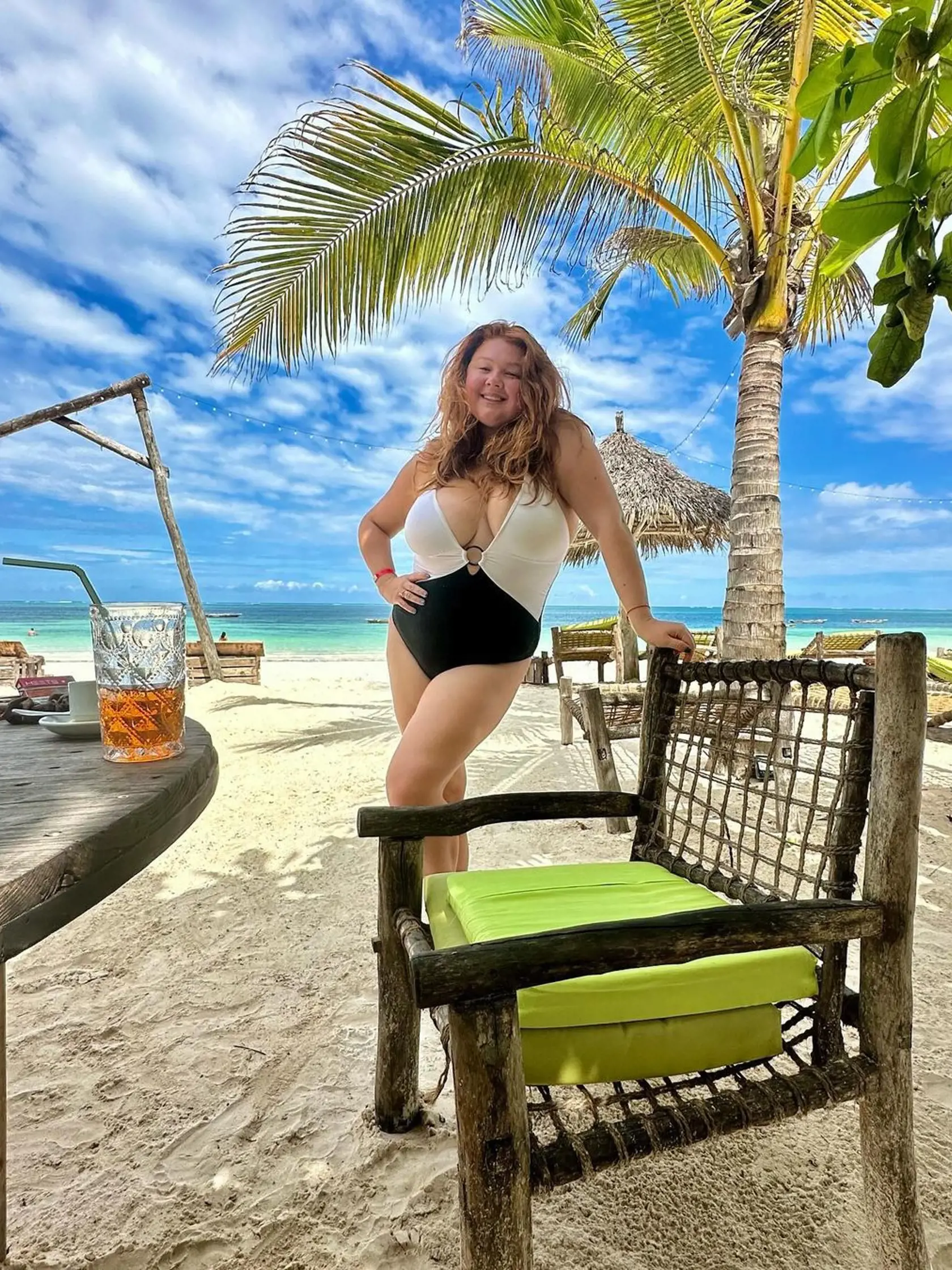 Evelyn na Zanzibare v čiernobielych plavkách
