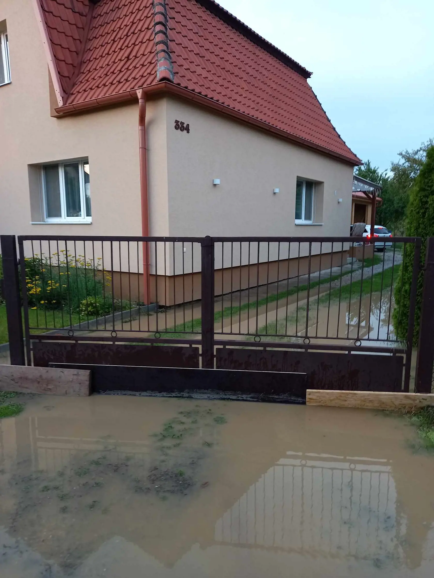 Silné búrky spôsobili záplavy v obci Svinná v Trenčianskom okrese.