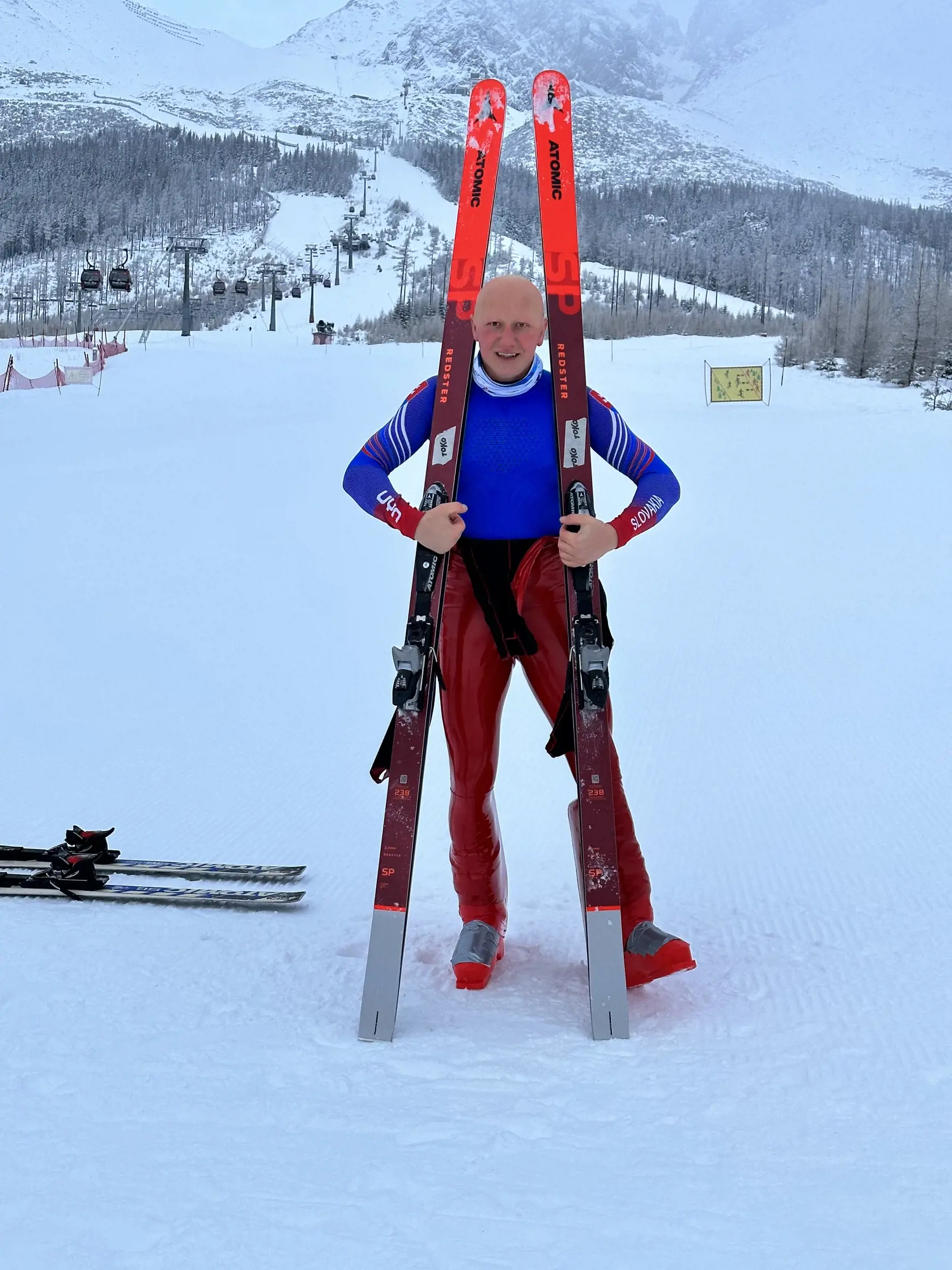V špeciálnej aerodynamickej kombinéze dokázal dosiahnuť rýchlosť takmer 120 km/hod.!