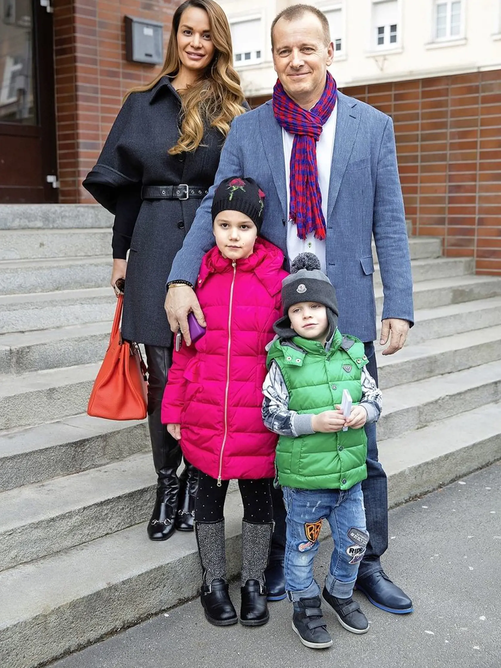 Niekoľko rokov bola dokonca považovaná za jeho oficiálnu partnerku. Majú spolu dokonca dve deti, Saru Zoe a Borisa.