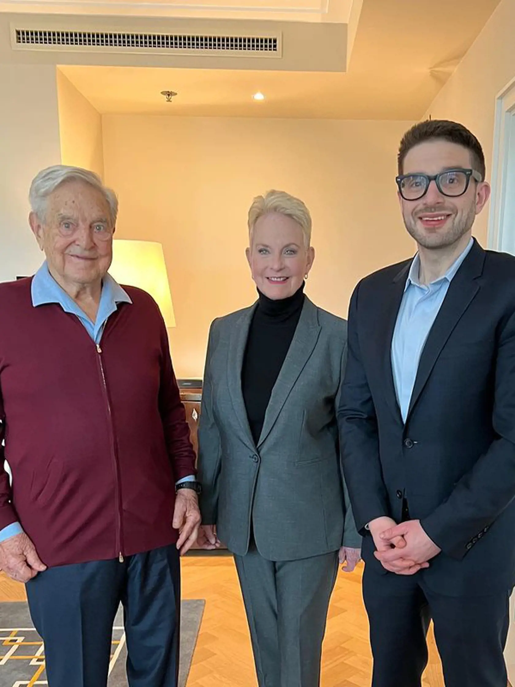 Miliardár George Soros prenecháva kontrolu nad svojím impériom s hodnotou 25 miliárd amerických dolárov svojmu mladšiemu synovi Alexandrovi Sorosovi (37).