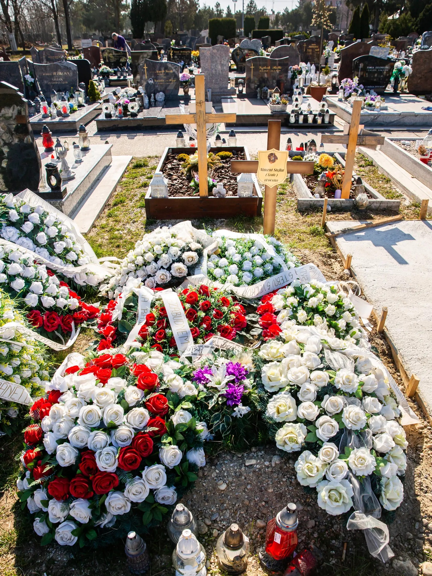 Hroby rodiny Stojkovcov v Senci. Na snímke miesto posledného odpočinku brata Jenda Vincenta "Loulo" Stojku, ktorý zomrel len nedávno.