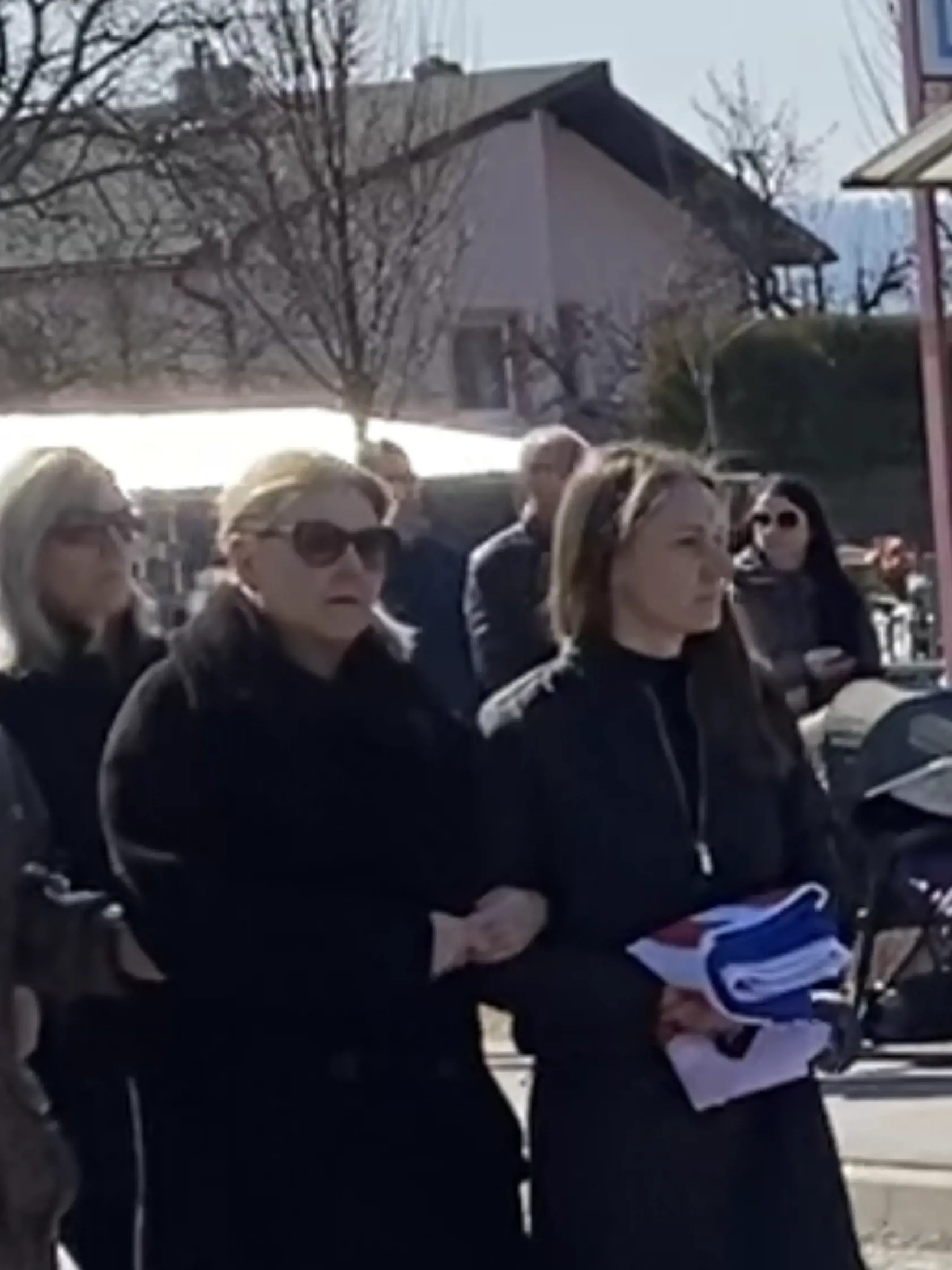 Mama zosnulého železničného policajta Filipa (†29) Denisa a jeho priateľka Nikola, s ktorou má ročnú dcérku Violku a s ktorou plánoval svadbu a spoločný život. V ruke drží štátnu vlajku, ktorú jej po skončení pohrebných obradov odovzdala čestná stráž.