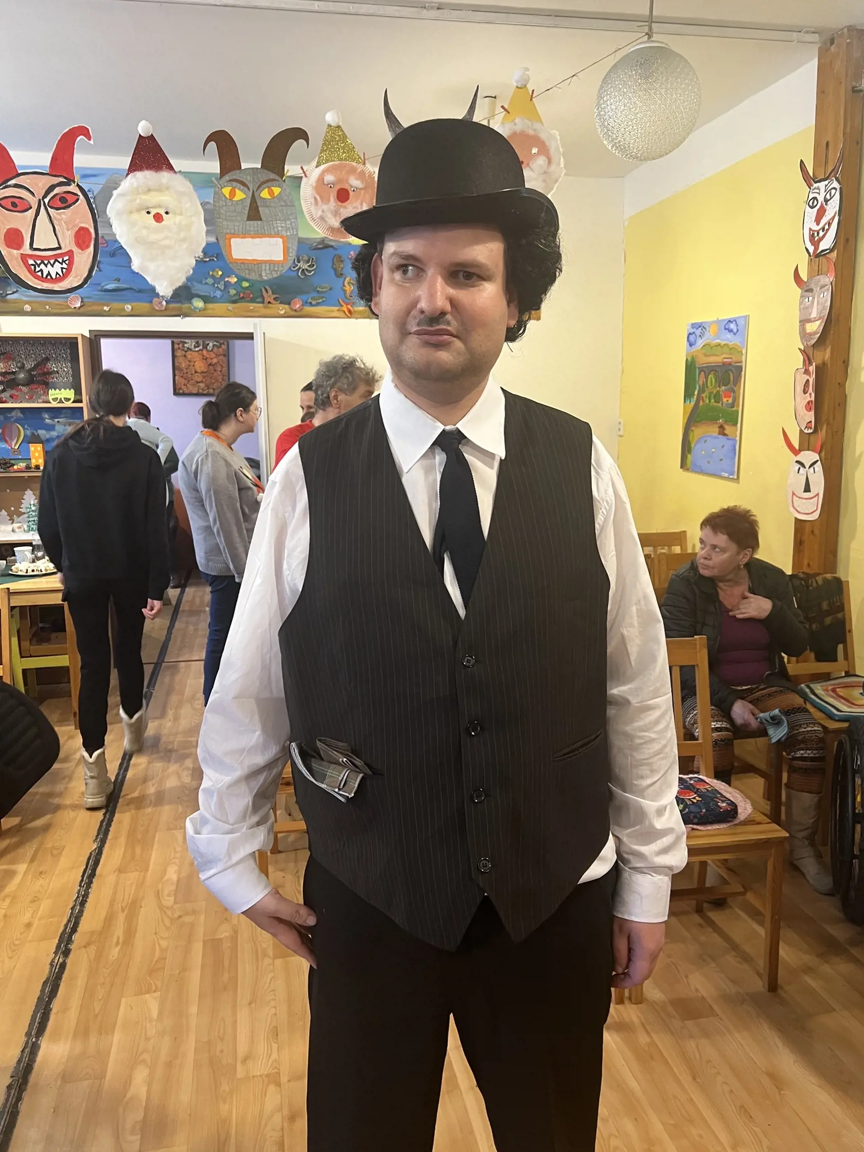 Ďalším nadšeným hercom je 38-ročný Erik, ktorý vo svojom predstavení stvárnil Charlieho Chaplina. „Ja som vždy hlavná úloha. Divadlo a umenie mi veľmi pomáhajú. Chcel by som sa mu venovať aj profesionálnejšie,“ prezrádza. Erik verí, že spoločnosť by mala viac podporovať ľudí so znevýhodnením, a to napríklad aj lacnejšími vstupenkami či častejšími benefičnými podujatiami.