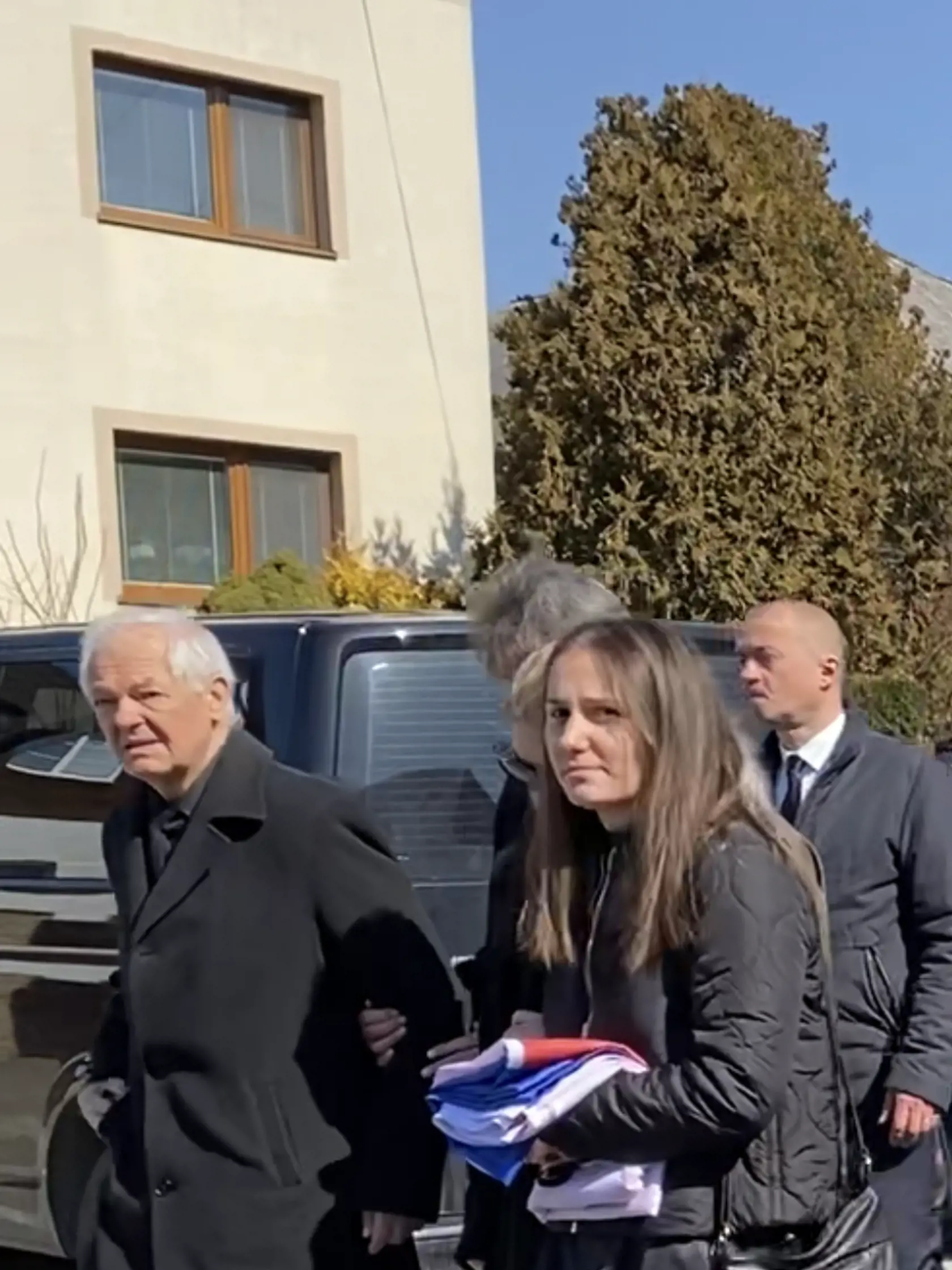Mama zosnulého železničného policajta Filipa (†29) Denisa a jeho priateľka Nikola, s ktorou má ročnú dcérku Violku a s ktorou plánoval svadbu a spoločný život. V ruke drží štátnu vlajku, ktorú jej po skončení pohrebných obradov odovzdala čestná stráž.