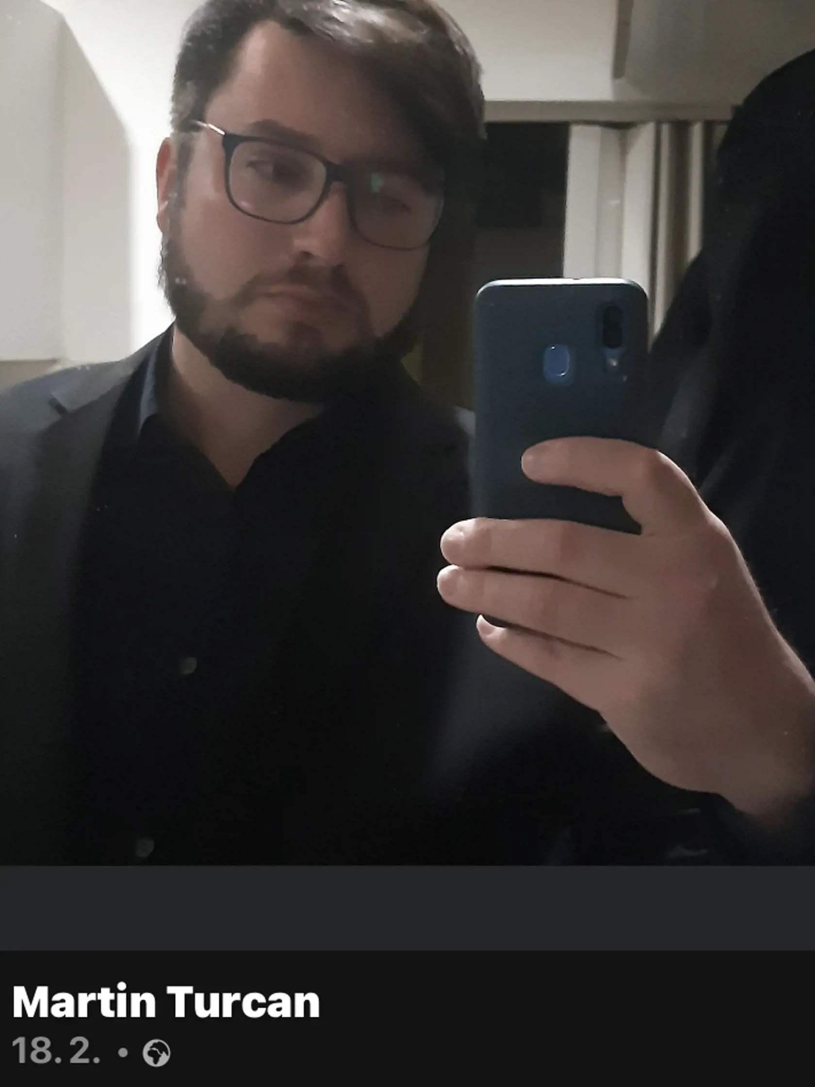 Zadržaný Martin Turčan (na snímke) v cele policajného zaistenia v Košiciach napadol službukonajúcich policajtov. Skončil na psychiatrii v Košiciach. Súd ho vzal do väzby. Lenže teraz ho odtiaľ museli previezť do trenčianskej väzenskej nemocnice. Pravdepodobne znova pre zlé duševné rozpoloženie. Hovorkyňa ZVJS Monika Kacvinská informáciu nepotvrdila, lebo nedisponujú súhlasom dotknutej osoby "Nie sme oprávnení poskytnúť informácie týkajúce sa osobnosti a súkromia fyzickej osoby."