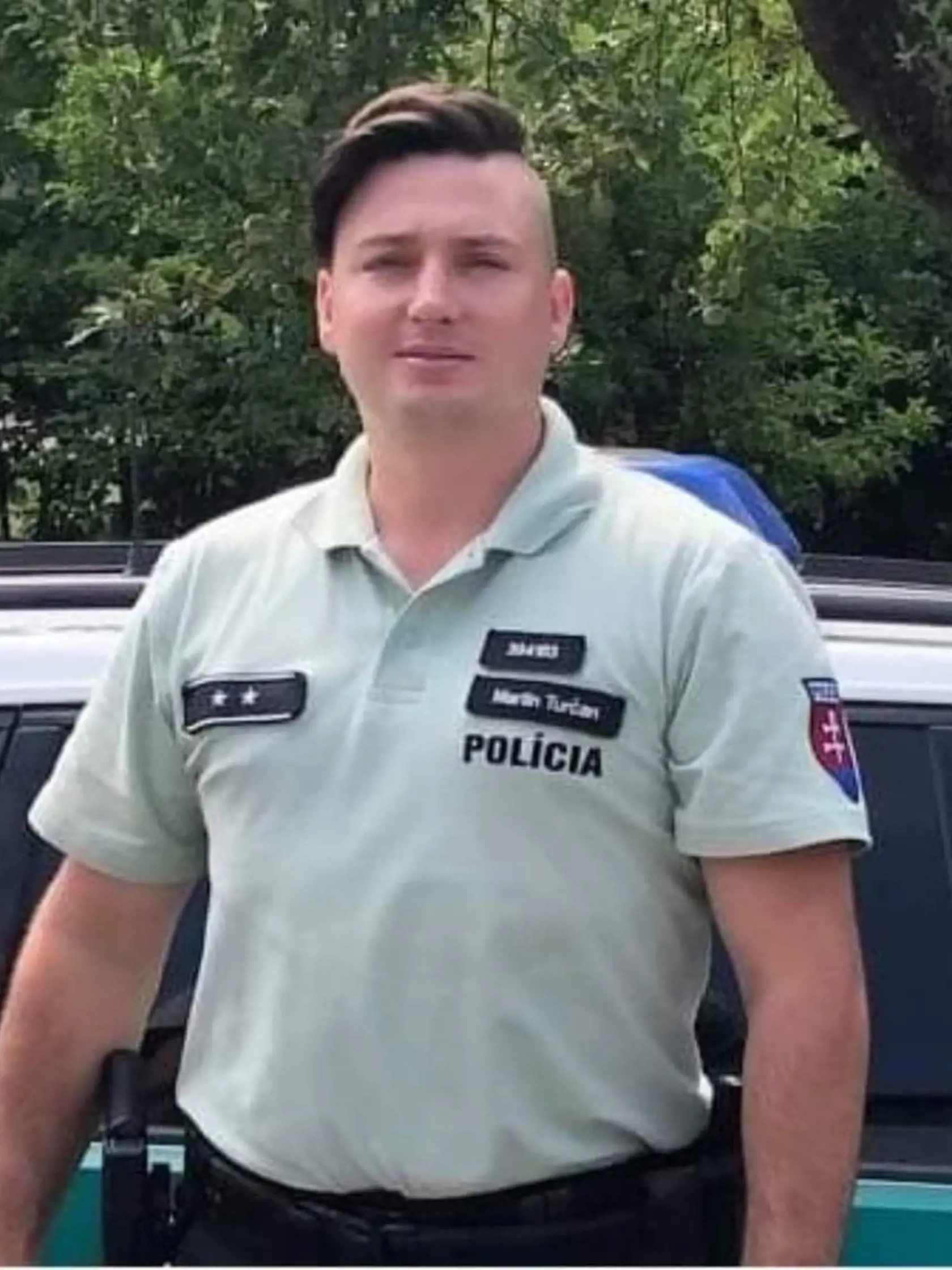 Šiestim policajtom z (PMJ) sa nedarilo vo väzbe spacifikovať agresívneho Martina Turčana (na snímke) a preto museli použiť obranný sprej, aby ho paralyzovali a mohli mu založiť kovové putá. Privolaní záchranári rozhodli o jeho prevoze na psychiatriu. Tam si ho nechali. Preto ho nemohli predviesť pred sudcu a sudkyňa pred rozhodnutím o jeho väzbe ho musela ísť vypočuť do nemocnice, kde ho strážili policajti.