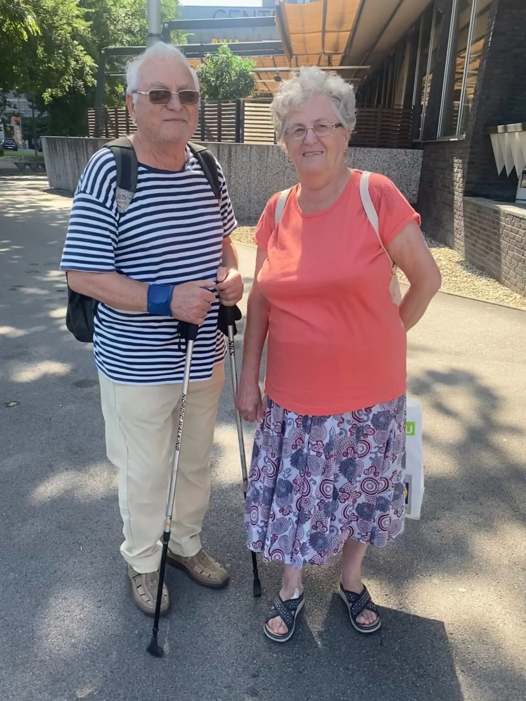 Ľudmila (77) a manžel Georg (76): Tak či tak ich minieme. Bolo to dobré pred Vianocami, ale aj teraz sa nám zídu, niektorým možno na dovolenky pomôžu. Práve som nad tým rozmýšľala, že sa mi nezdá celkom spravodlivé, že niekto dostane 50 eur a niekto 300. My, čo sme si odrobili kopu rokov a máme tú penziu vyššiu, tak dostaneme menej a tí, čo možno zaháľali, keď mali robiť, majú toho málo a dostanú viac. A všetci musíme rovnako jesť aj žiť.
