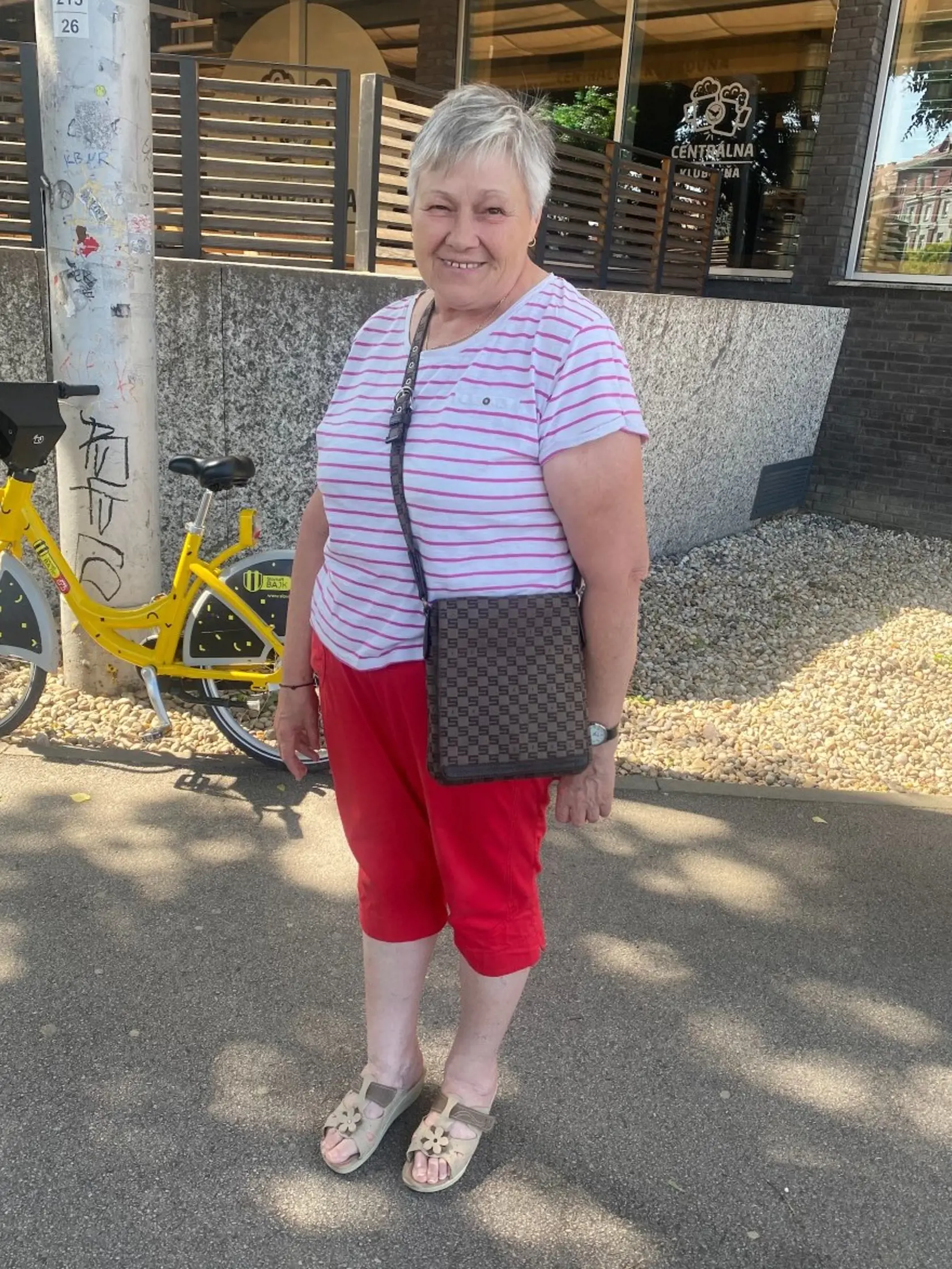 Rozália (67):  Keď chcú dať trinásty dôchodok, tak nech dajú aspoň toľko, koľko dostávam. Niektorým to pomôže teraz pred dovolenkami, ale minieme to tak či tak. Aj pred Vianocami to bolo dobré. Keby nemám manžela s dobrým dôchodkom, neviem, ako vyžijem.