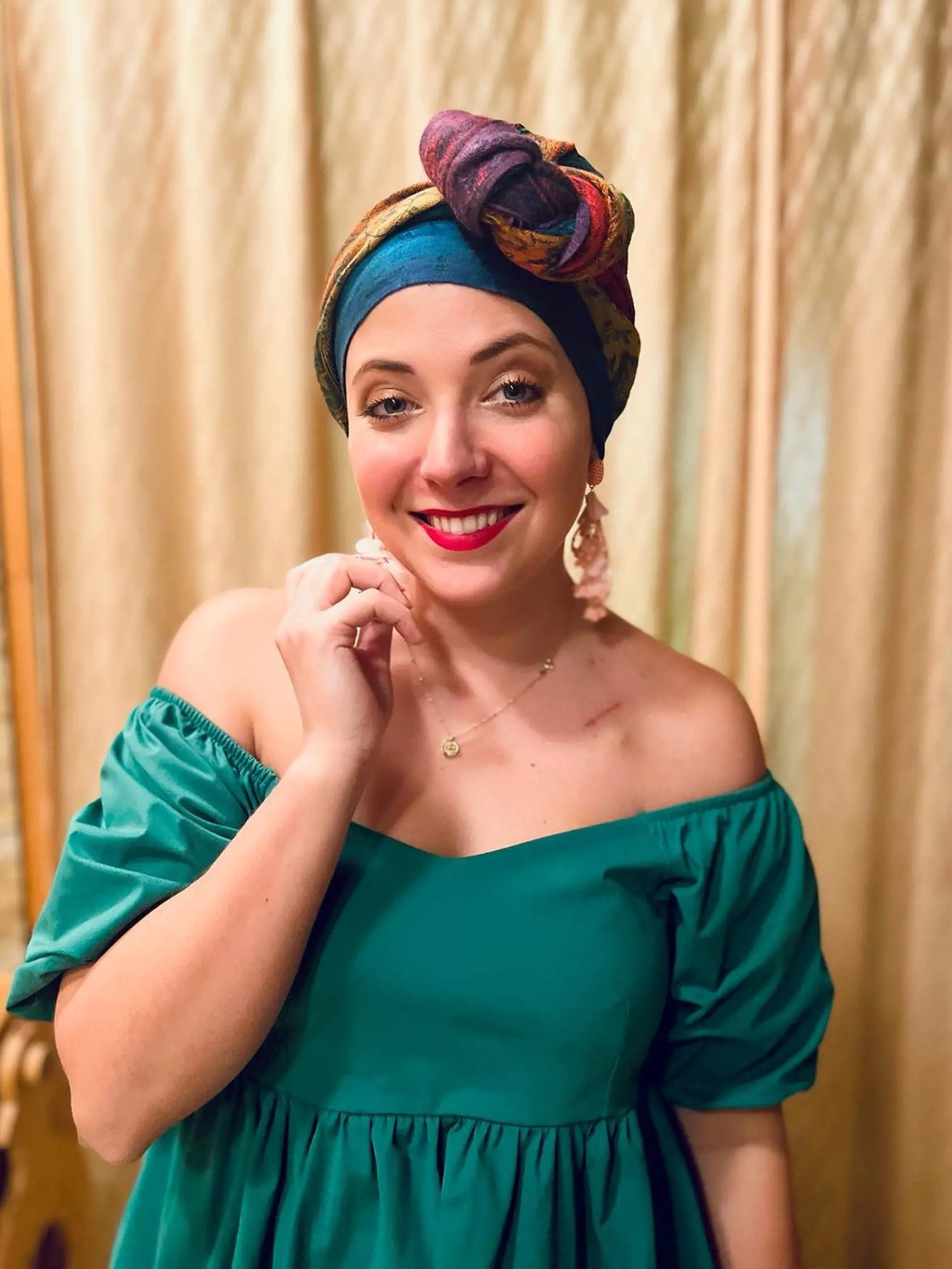 Anička Slováčková v spoločnosti niekedy skrýva svoju oholenú hlavu pod štýlovými šatkami a turbanmi.