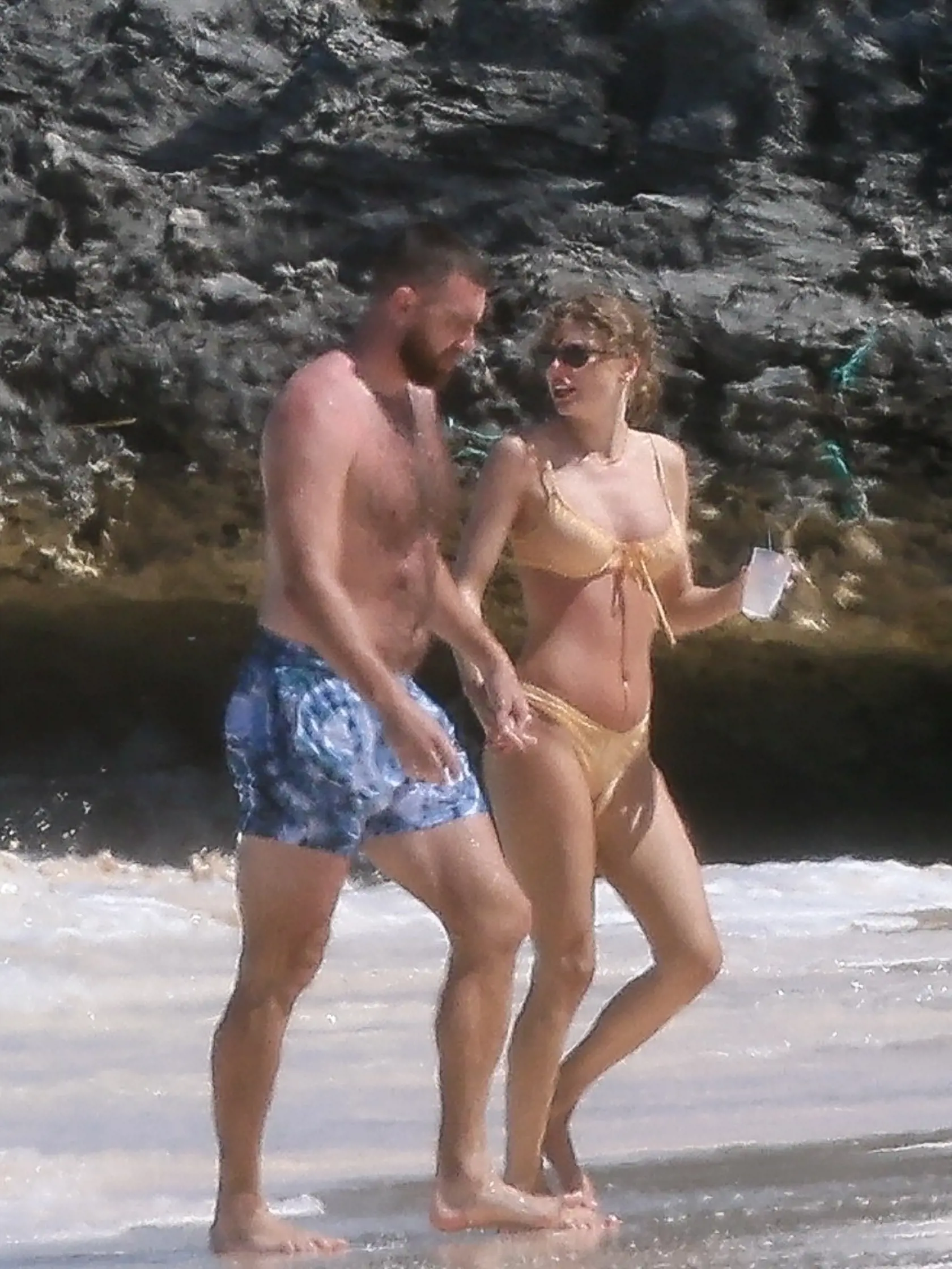 Pozornosť fotografov a fanúšikov si, pochopiteľne, „ukradla“ slávna speváčka, ktorá predviedla svoje sexi krivky.