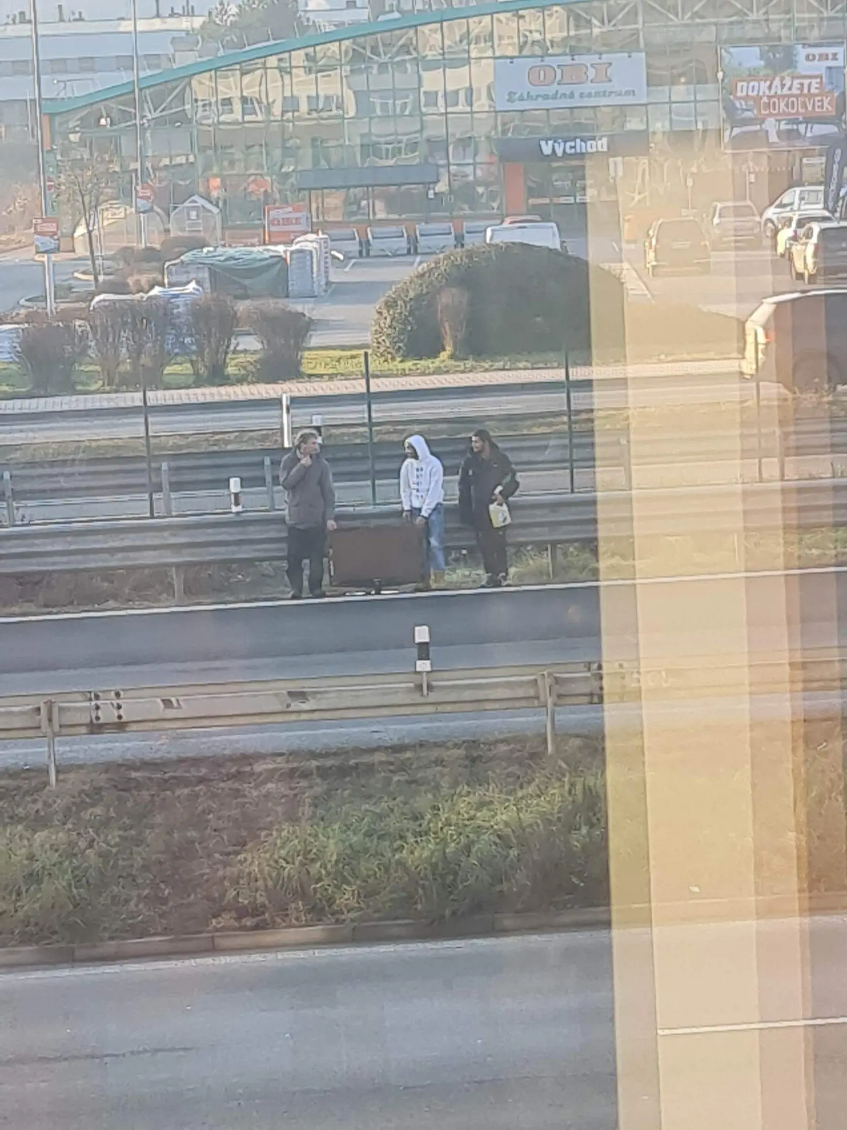 Ešte koncom minulého roka došlo na jednom z úsekov diaľnice R1 pri vstupe do Banskej Bystrice v smere od Zvolena k smrteľnej dopravnej nehode, pri ktorej zomrel chodec, ktorý prechádzal cez štvorprúdovku.