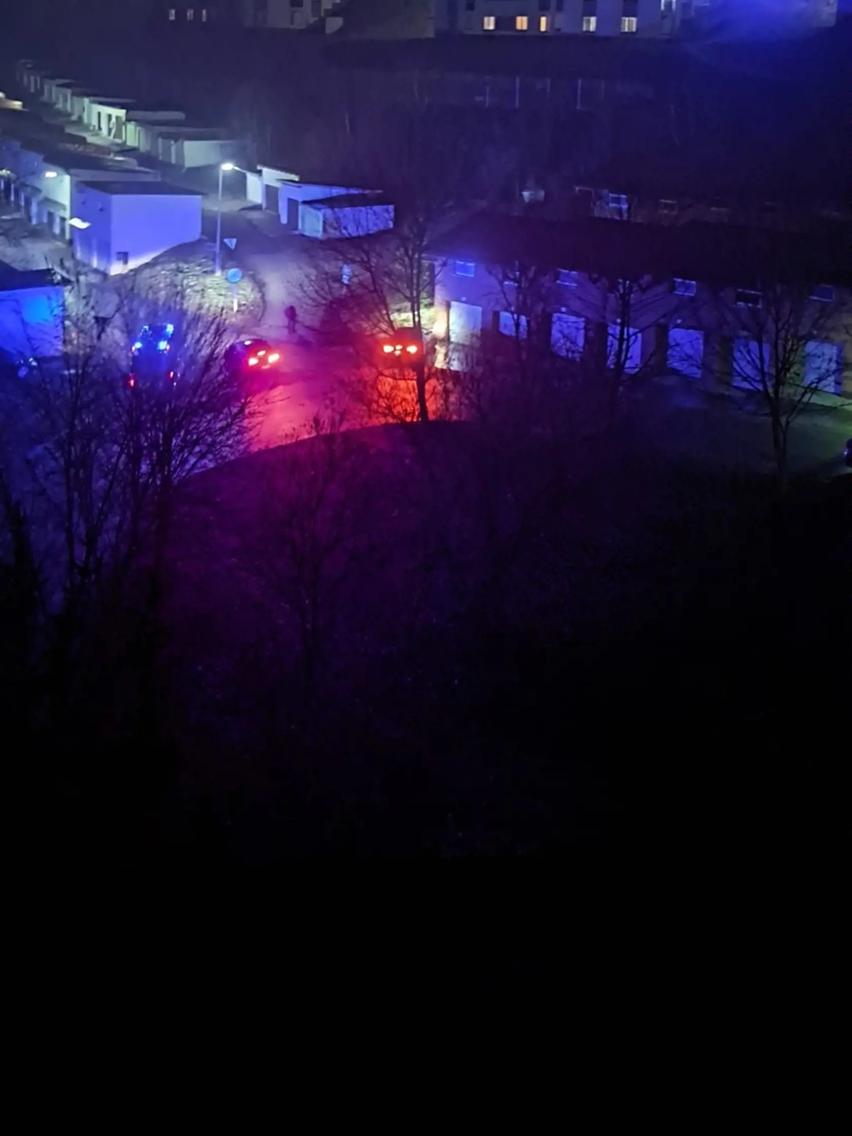 V byte v Čadci došlo k výbuchu bytu. Záchranári zasahovali na mieste, hlásili jednu zranenú ženu.