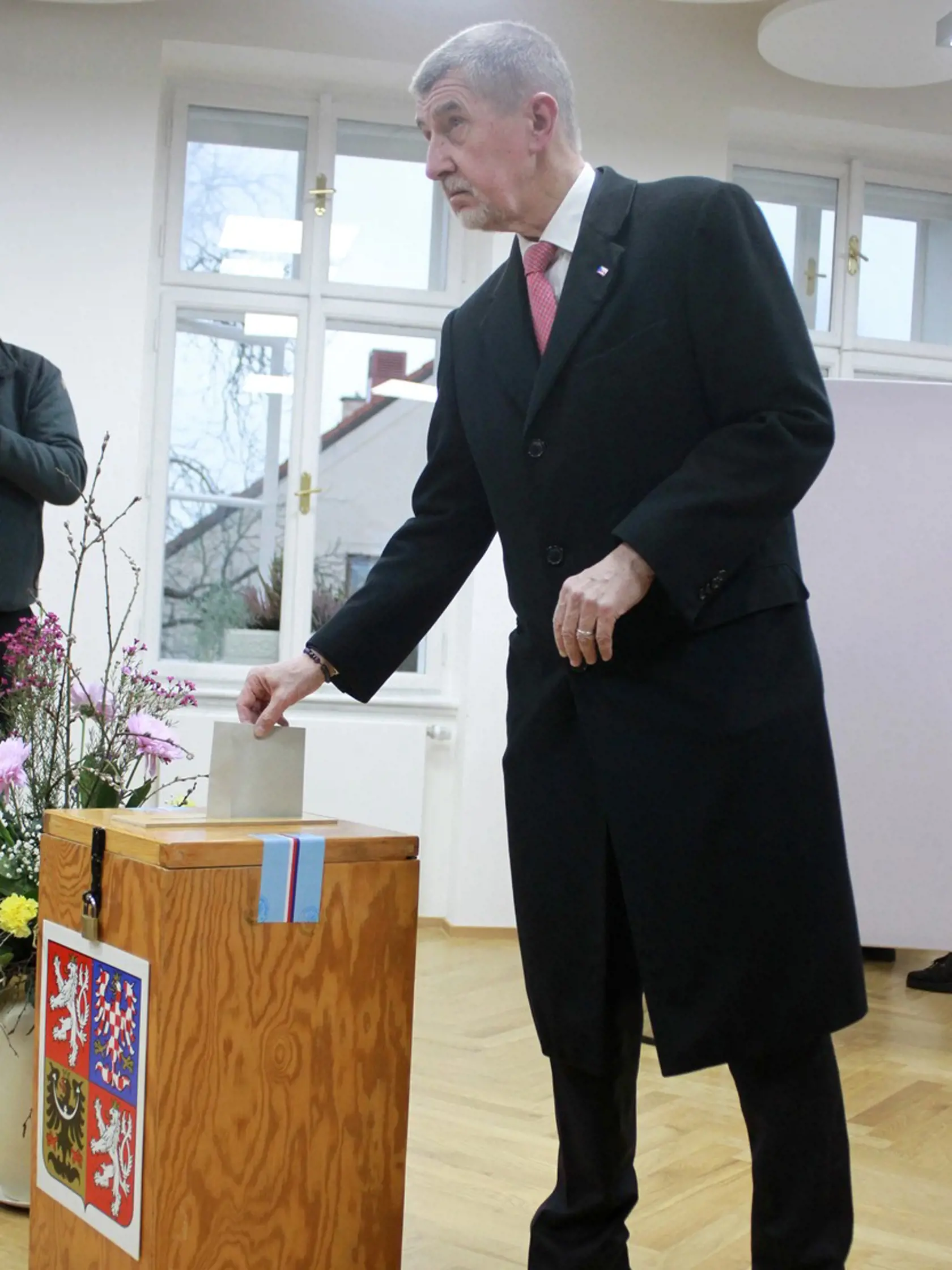 Andrej Babiš odovzdal svoj hlas v českých prezidentských voľbách v piatok popoludní na obecnom úrade v Průhoniciach pri Prahe.