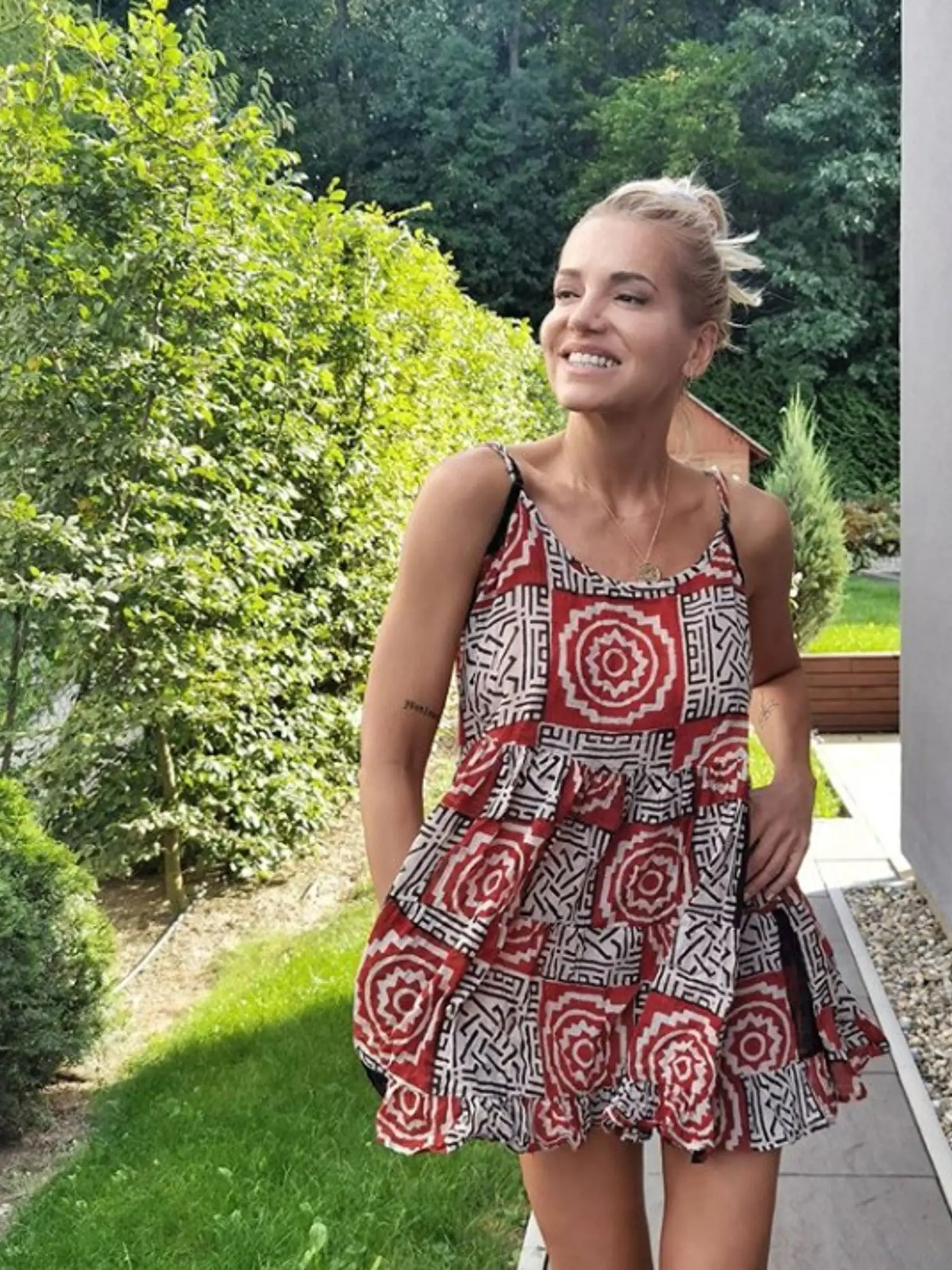 ,,Že mi môj obľúbený návrhár, legendárny @jpgaultierofficial pošle na fotenie kolekciu jeho originálnych, najslávnejších modelov, dokonca s osobným odkazom a darčekom🎁, neverím...Že si raz oblečiem ten jeho ikonický korzet so špicatou podprsenkou, ktorý mala na sebe moja milovaná Madonna, neveríím..."