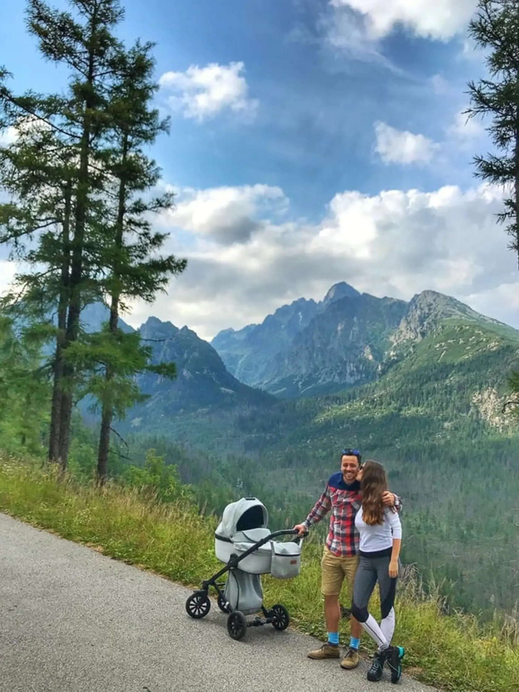 Prvá horská prechádzka malej Johanky viedla na Popradské Pleso. Aj keď milovníci hôr Janka a Robo musia na chvíľu zabudnúť na štíty, sú dôkazom toho, že Tatry nie sú problém ani s bábätkom.