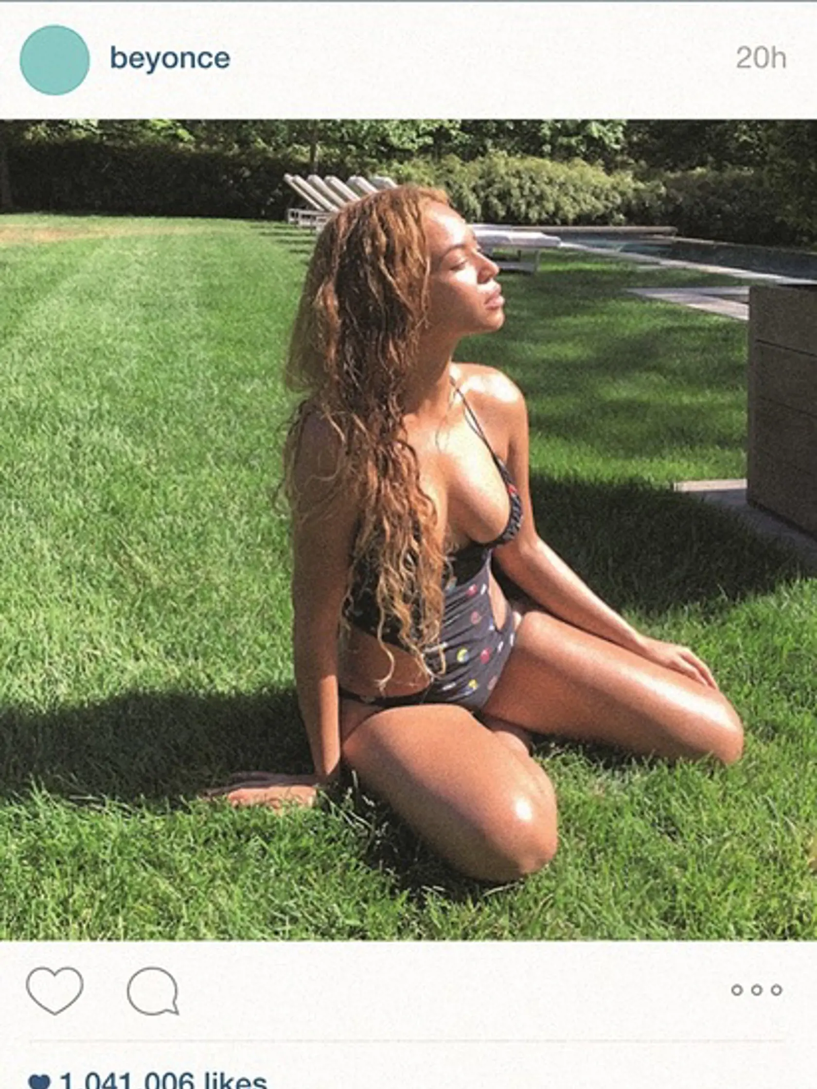 Odvážne plavky s veselým dizajnom, rozpustené vlasy a idylka pri bazéne. Kto chce meniť s Beyoncé? Asi tých vyše milióna fanúšikov, ktorí lajkli túto fotku.