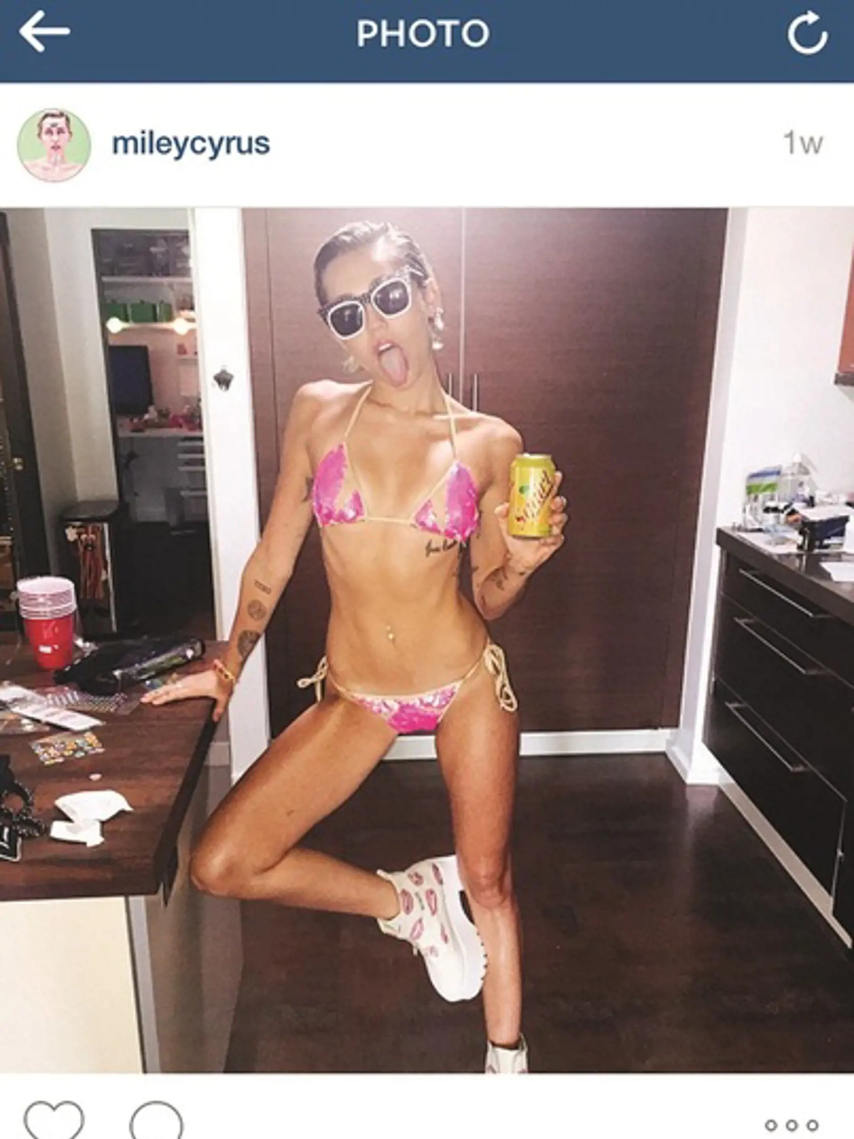 Taká Miley Cyrus čím je staršia, tým viac mladne a mladne, takže aj nám je jasné, že o chvíľu k svojej nahote na pláži pridá možno aj cumeľ. Podľa jej nedávnych fotiek na Instagrame, kde si na chúlostivé miesta aplikovala iba kopčeky peny, sa majú fanúšikovia na čo tešiť.