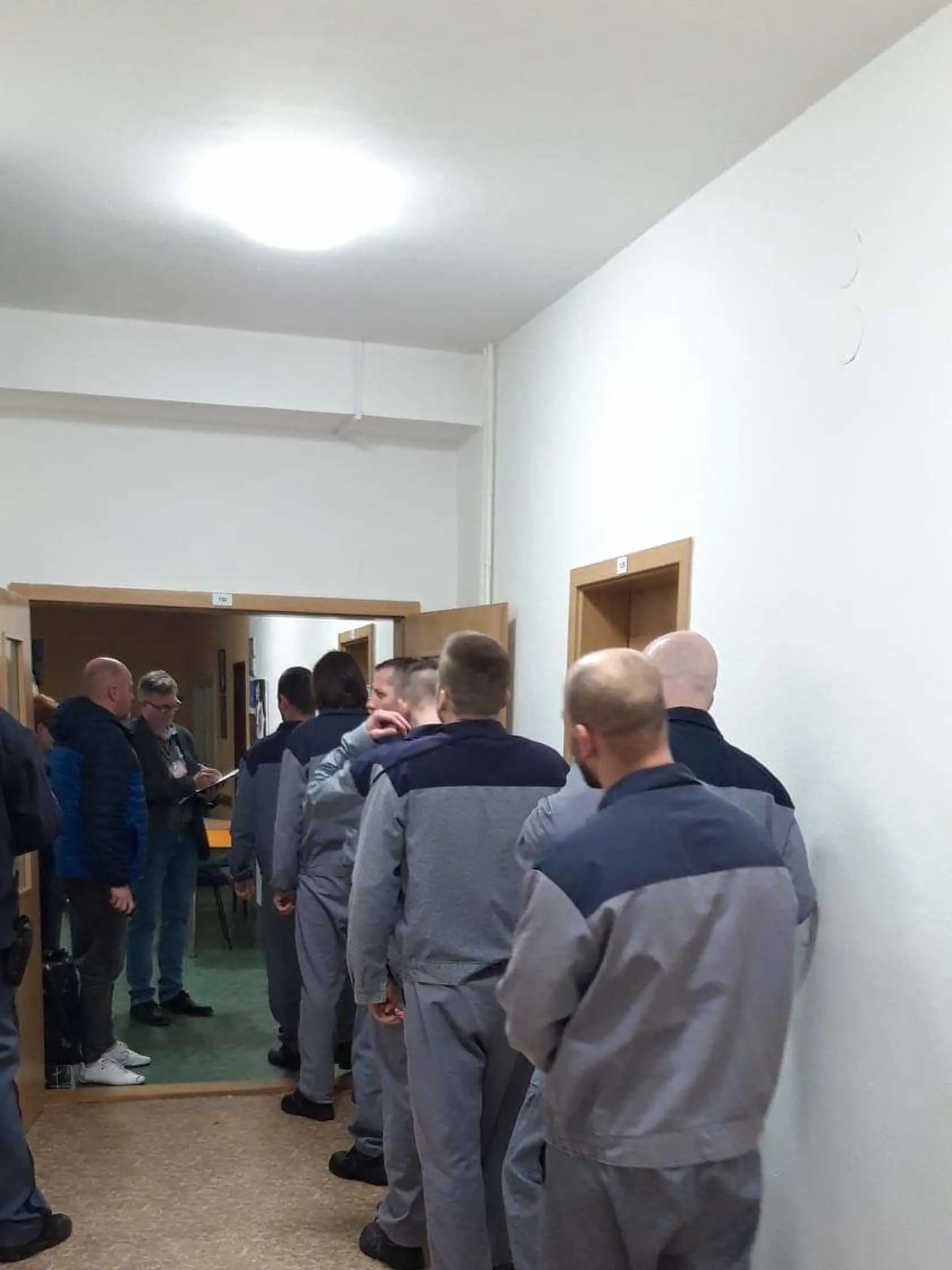 Prvý deň volieb vo väzniciach v celej republike odvolilo  8 833 väznených osôb, čo je 54 % z oprávnených voličov. Informuje o tom Väzenská služba ČR na svojom Twitteri.
