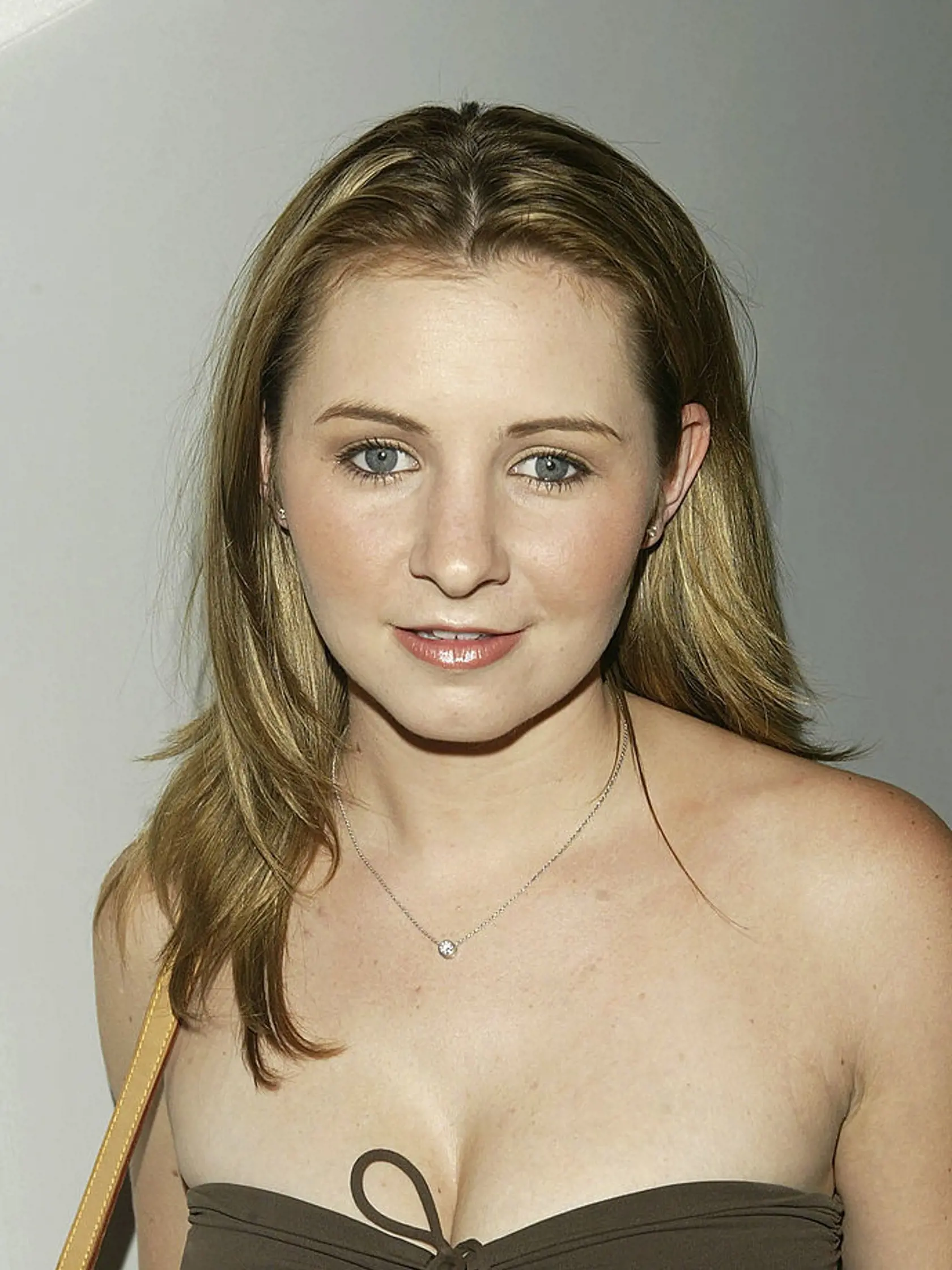 Beverley Mitchell (43) ako Lucy Camden-Kinkirk
Herečka a country speváčka svoju kariéru odštartovala už ako štvorročná. Jej prvým hereckým úspechom bol film Vrana 2: Mesto anjelov a v priebehu natáčania sa zúčastnila konkurzu na rolu Mary Camdenovej, na ktorú sa im však nehodila a zabodovala ako mladšia Lucy.