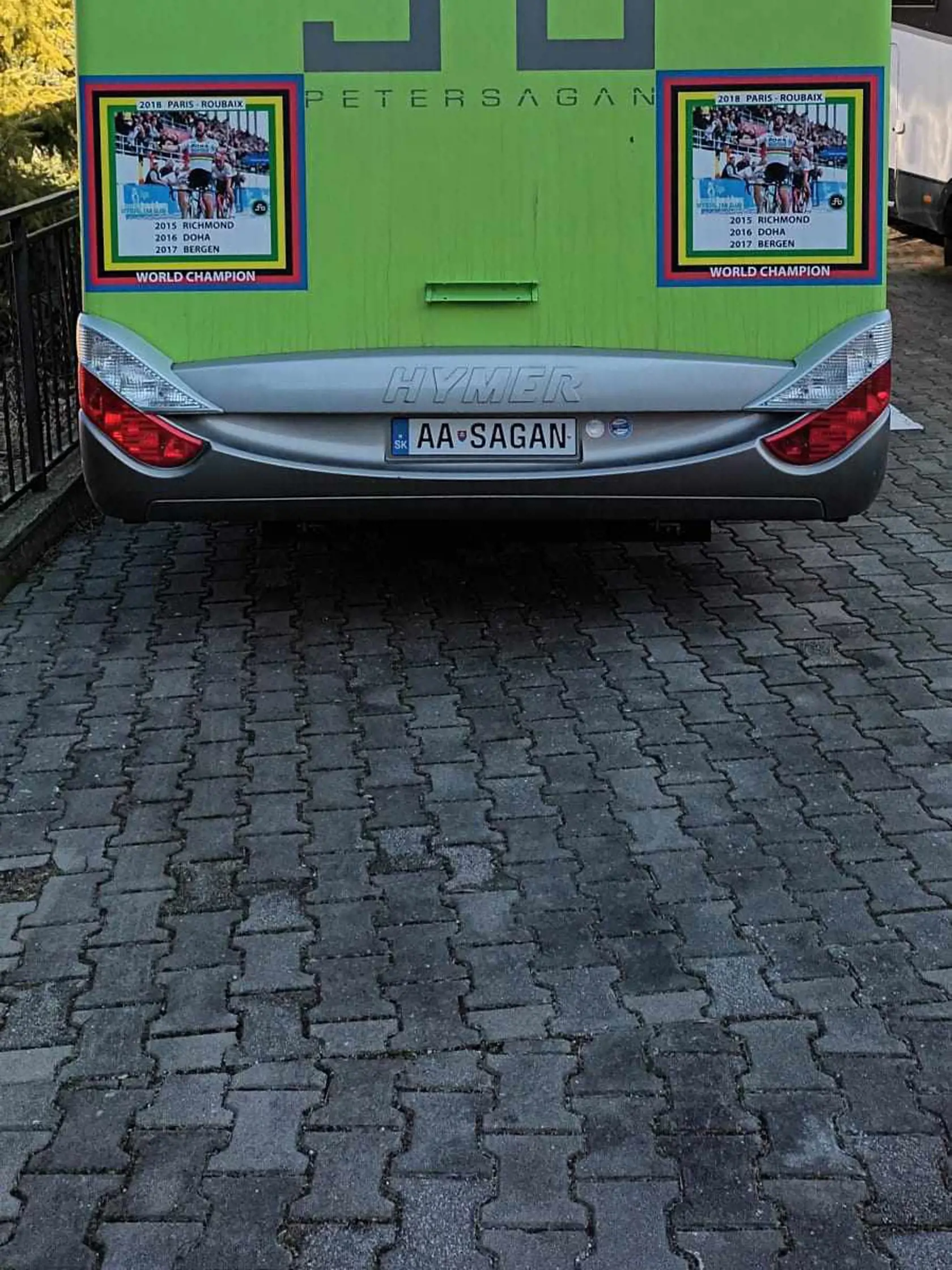Karol Lipovský z Trnavy je zrejme najväčším fanúšikom Petra Sagana. A nie len tým, že má jeho karavan, ale už aj ešpézetku AA SAGAN.