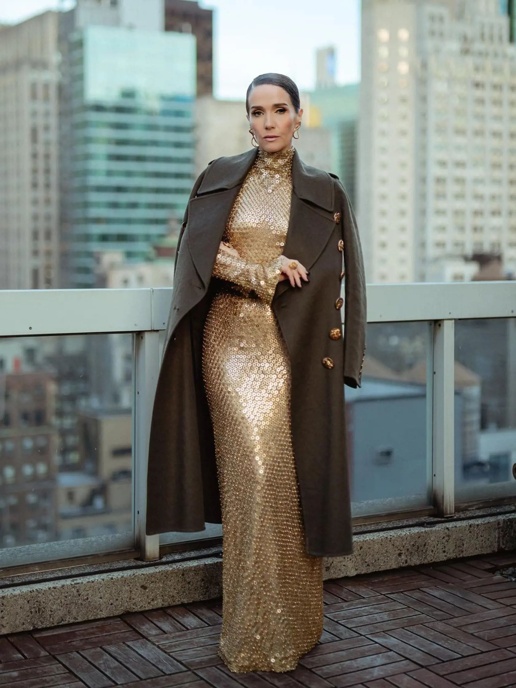 Natalia Oreiro v zlatých šatách so stojačikom. Vyzerajú ako flitrované, ale pozrite sa bližšie. Tvoria ich podobné kovové cvočky, aké byvajú na džínsoch. Aké originálne!