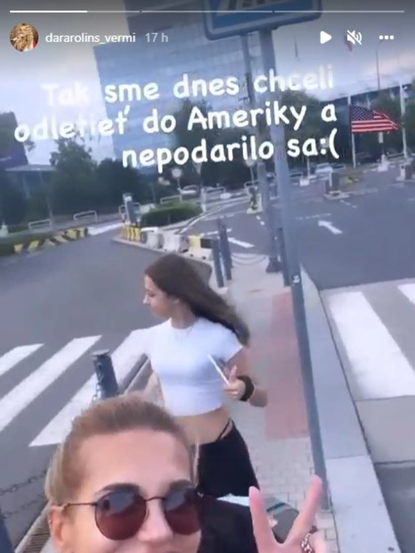 Dara Rolins chcela s dcérou v sobotu odletieť do Ameriky, nepodarilo sa. Pozrite, ako sa Lola ohákla. Ukázala vytŕčajúce nohavičky.