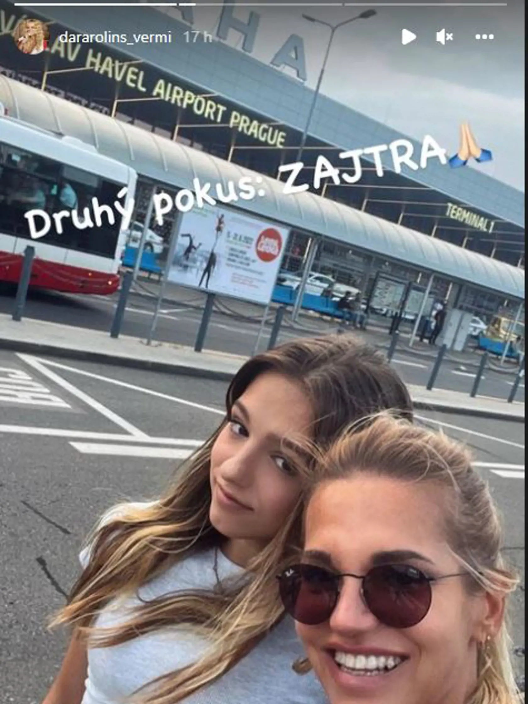Dara Rolins chcela s dcérou v sobotu odletieť do Ameriky, nepodarilo sa. Pozrite, ako sa Lola ohákla. Ukázala vytŕčajúce nohavičky.