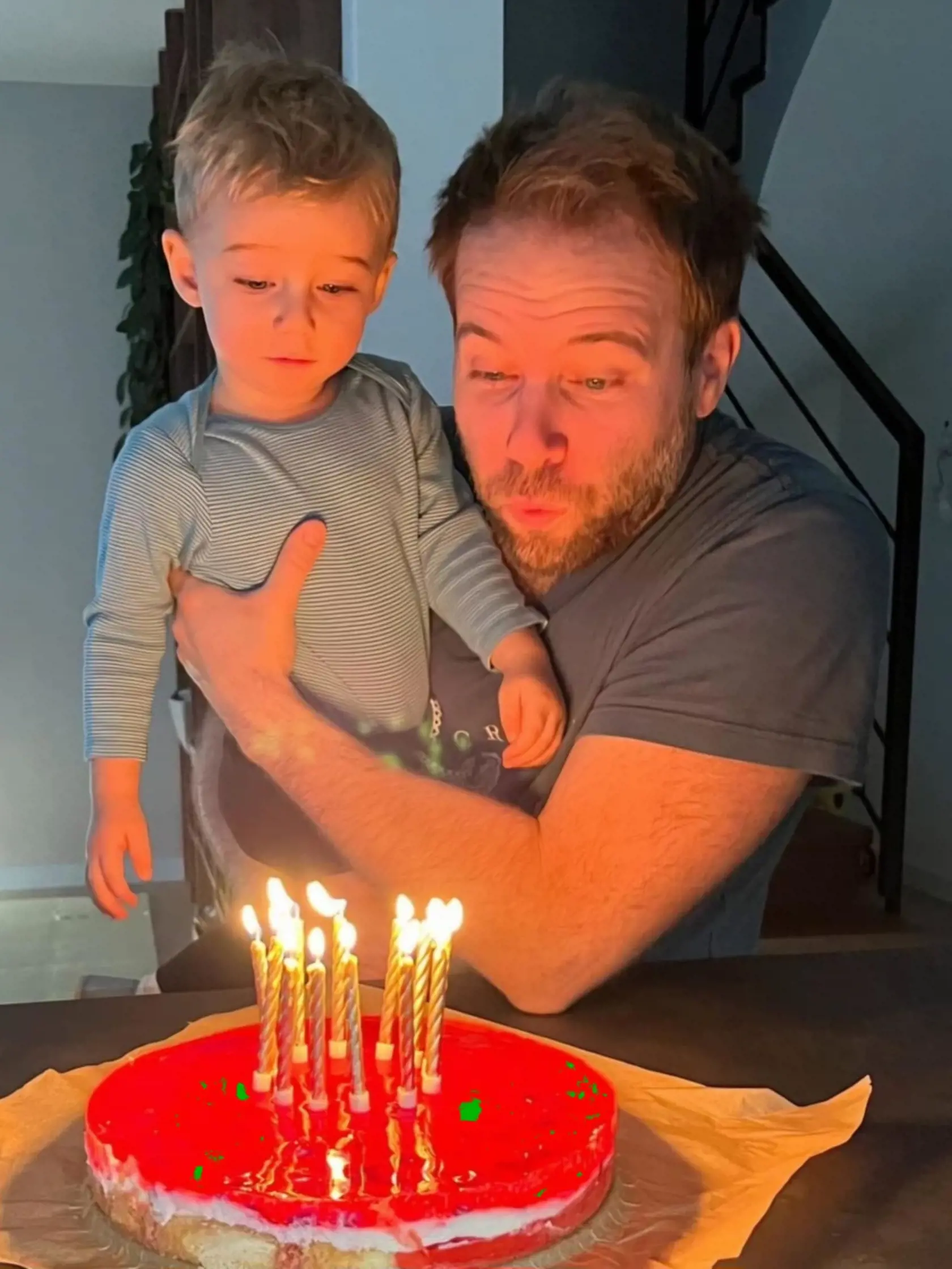 Tomáša skoro ráno čakalo takéto prekvapenie. Torta k narodeninám!