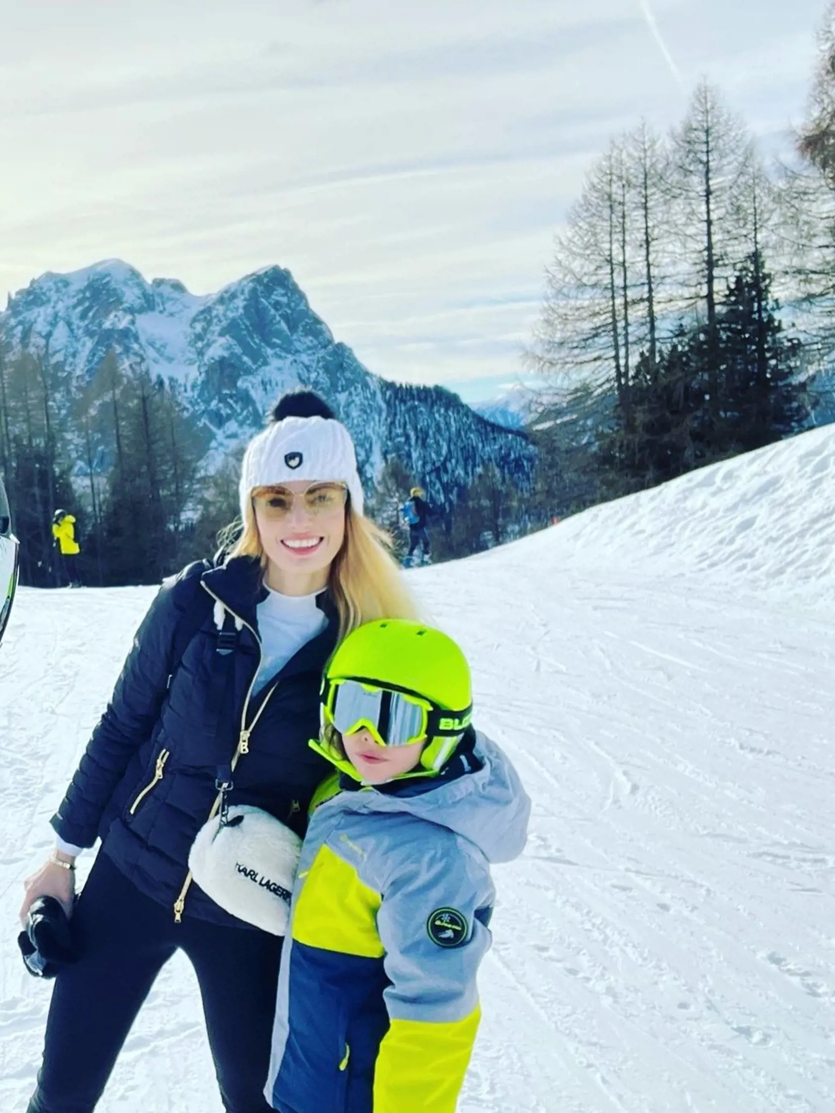 Marianna Ďurianová si užila lyžovačku v Taliansku. Nechýbala jej zimná kabelka Karl Lagerfeld - za cca 300 eur.