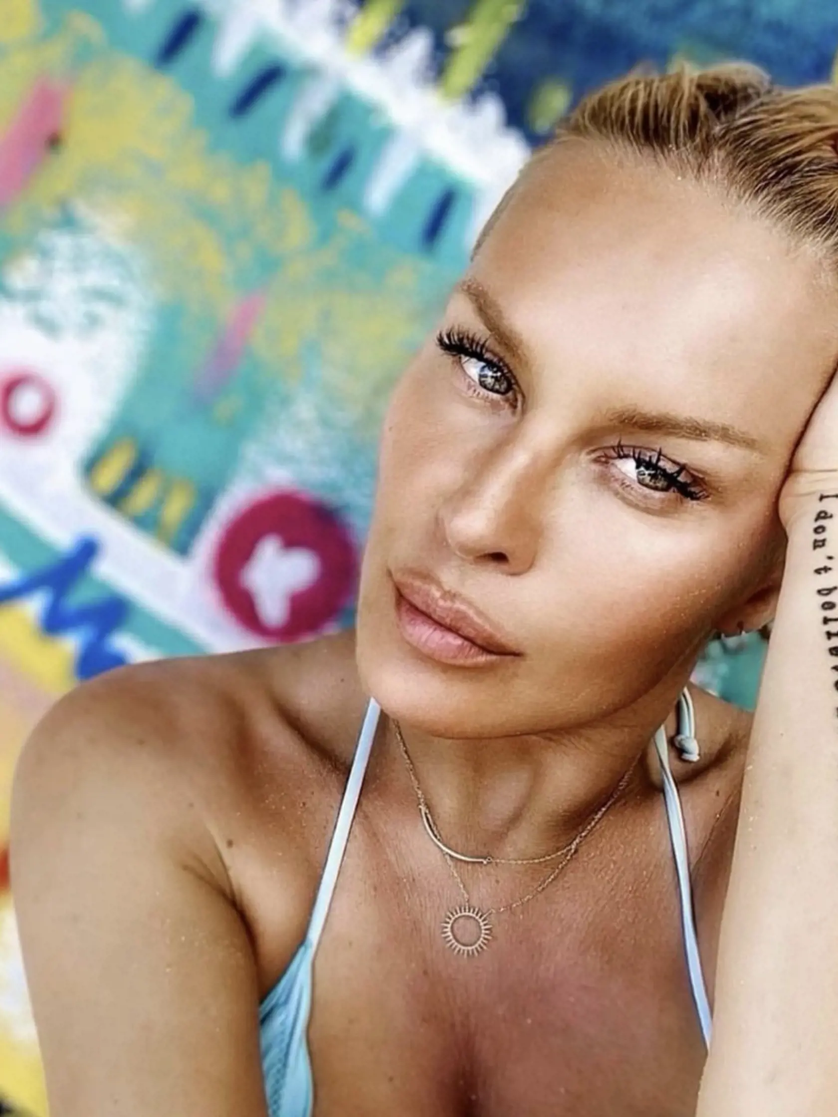 Simona Krainová pôsobí na sociálnej sieti ako dvadsiatka. Dá badať, že sa pomocou filtrov zrejme vyhladila, ale asi pozabudla na dekolt, kde vidieť zošúverenú kožu.