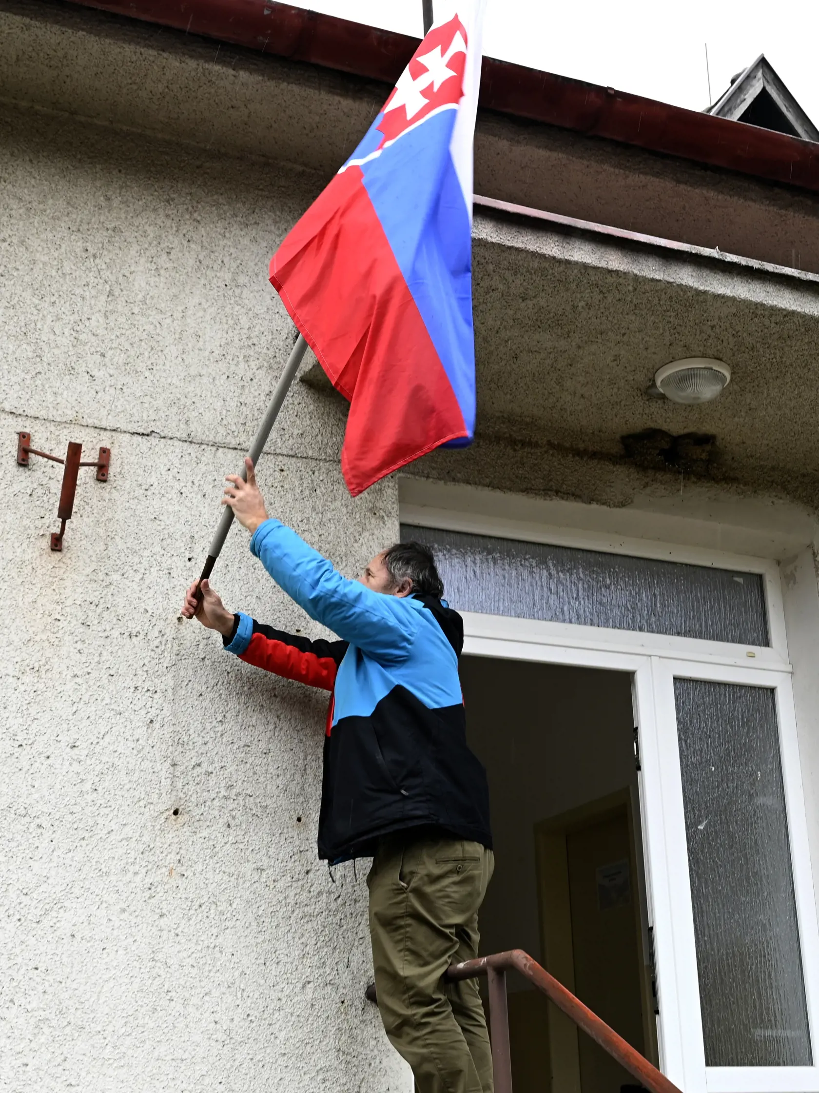 Na snímke príprava miestnosti pre nadchádzajúce referendum, ktoré sa bude konať v sobotu 21. januára 2023 v kultúrnom stredisku v Kubrici v miestnej časti mesta Trenčín 19. januára 2023. FOTO TASR - Radovan Stoklasa