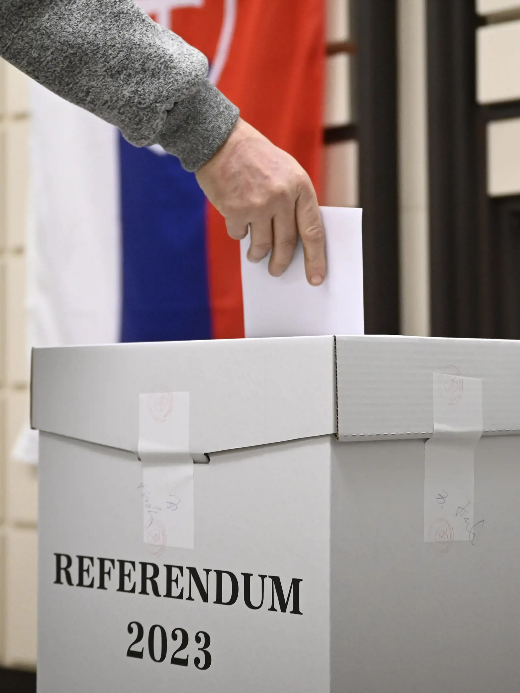 V poradí deviate referendum v histórii Slovenska, ktoré vyhlásila prezidentka SR Zuzana Čaputová s otázkou "Súhlasíte s tým, že predčasné skončenie volebného obdobia Národnej rady Slovenskej republiky je možné uskutočniť referendom alebo uznesením NR SR, a to zmenou Ústavy SR ?" sa v sobotu 21. januára 2023 začalo o 7.00 hodine. Občania môžu hlasovať vo svojom volebnom okrsku alebo v ktoromkoľvek na základe hlasovacieho preukazu do 22.00 h. Referendum bude platné, ak sa ho zúčastní nadpolovičná 